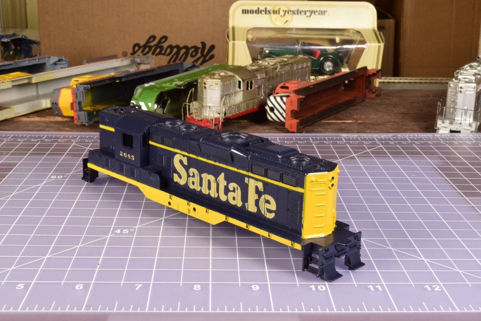 HO SHELL GP9, Santa Fe 2685 horns, no insert/railings SH5
