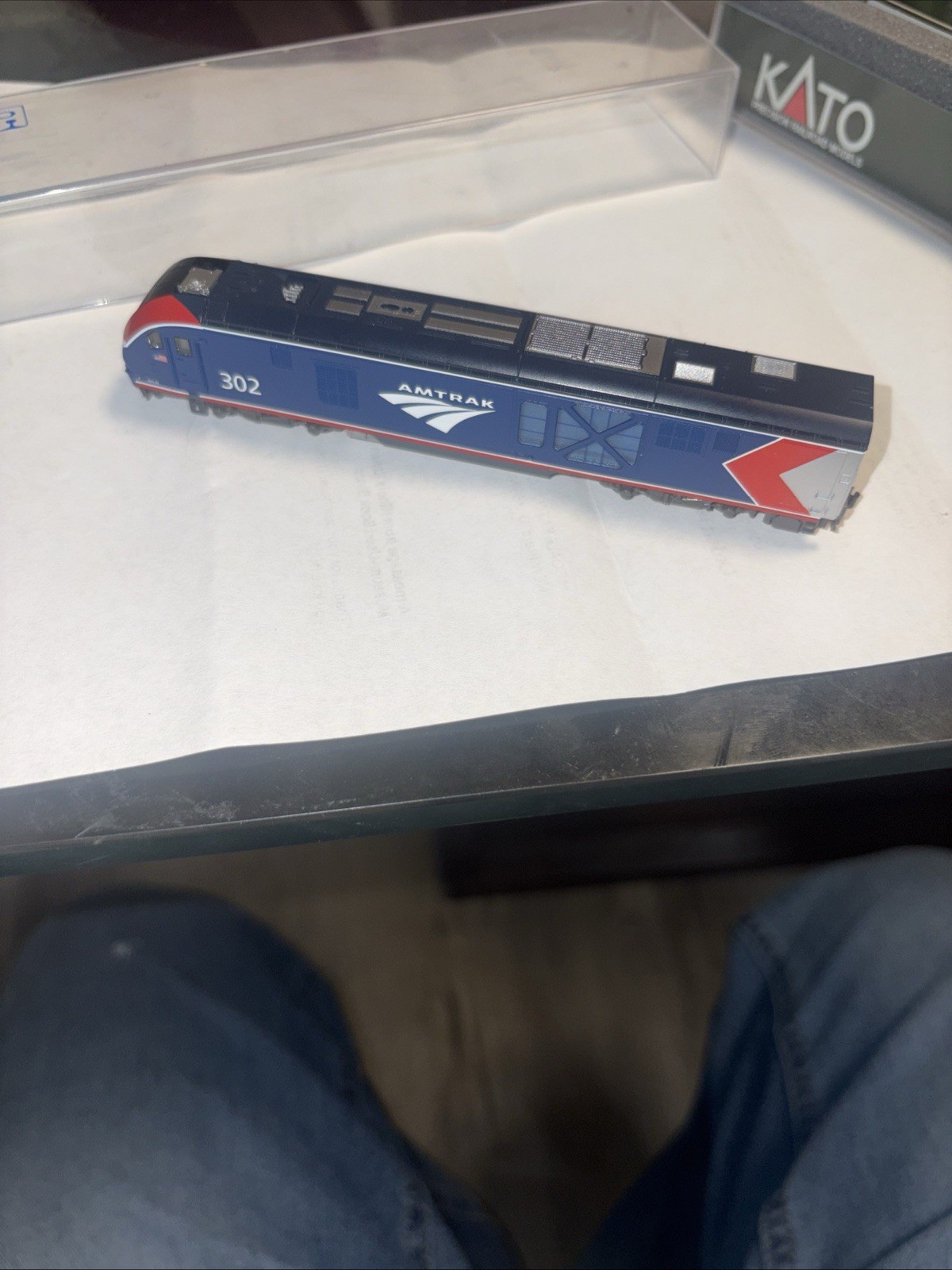 N SCALE KATO ALC-42 CHARGER LOCOMOTIVE – AMTRAK #302 – NEW