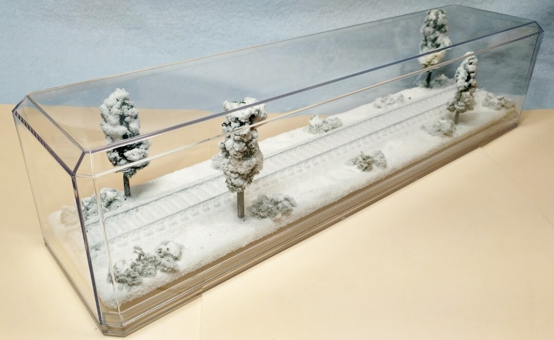 HO SCALE 16″ SINGLE TRACK DISPLAY CASE-“WINTER SCENE”-FOR ANY HO