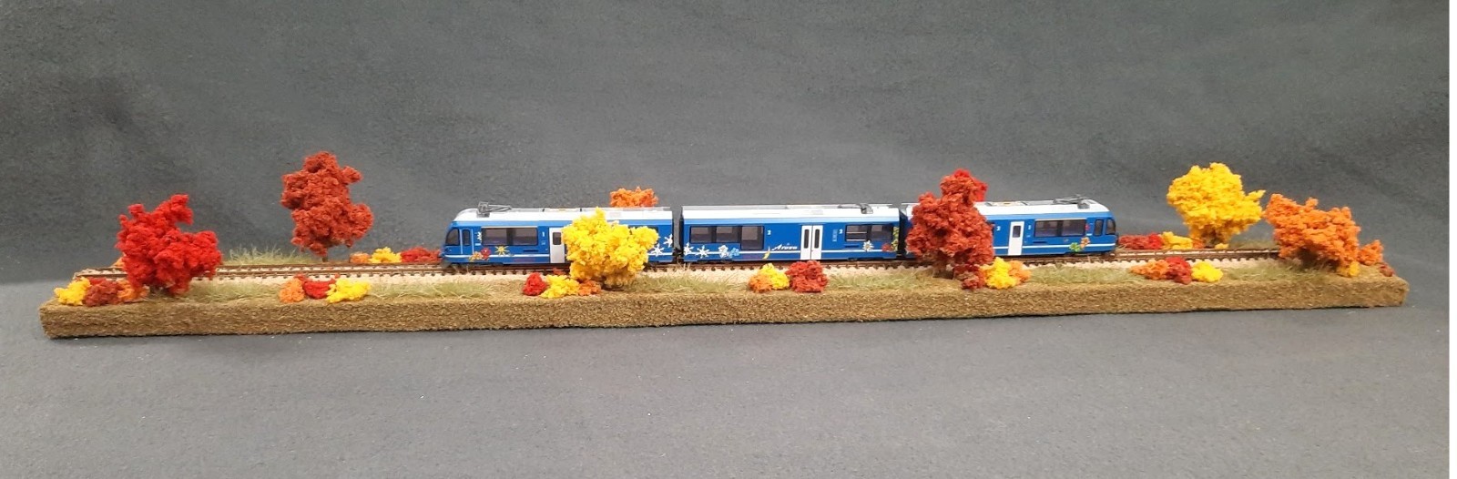 N SCALE 24″ DISPLAY DIORAMA – “FALL FOLIAGE SCENE” FOR ANY N SCALE TRAINS