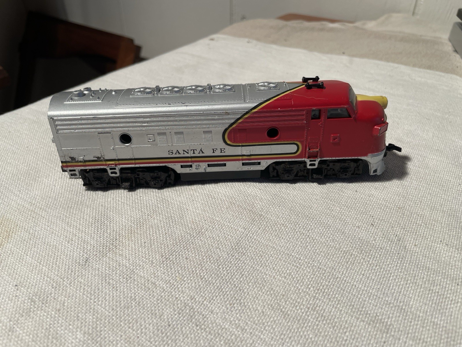 HO Scale Santa Fe F7 Diesel Locomotive Life-Like Powered Tested Runs Service