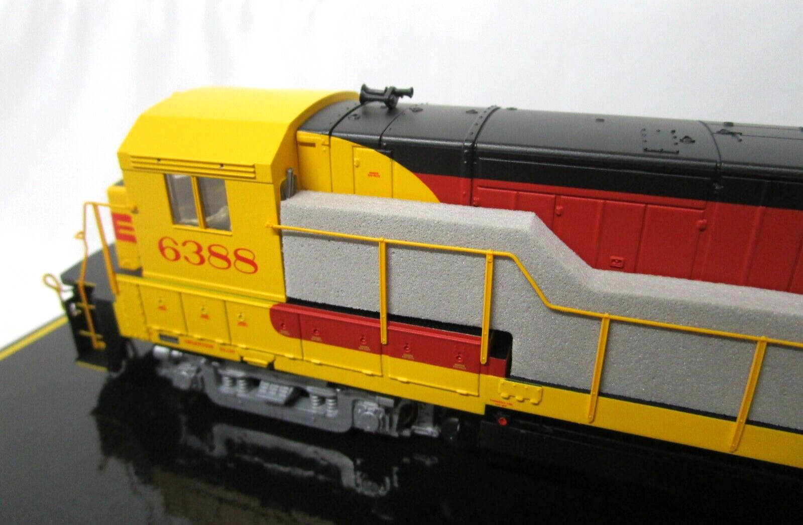 Atlas Gold HO Santa Fe Kodachrome GE B23-7 Diesel Locomotive #6388 DCC Sound