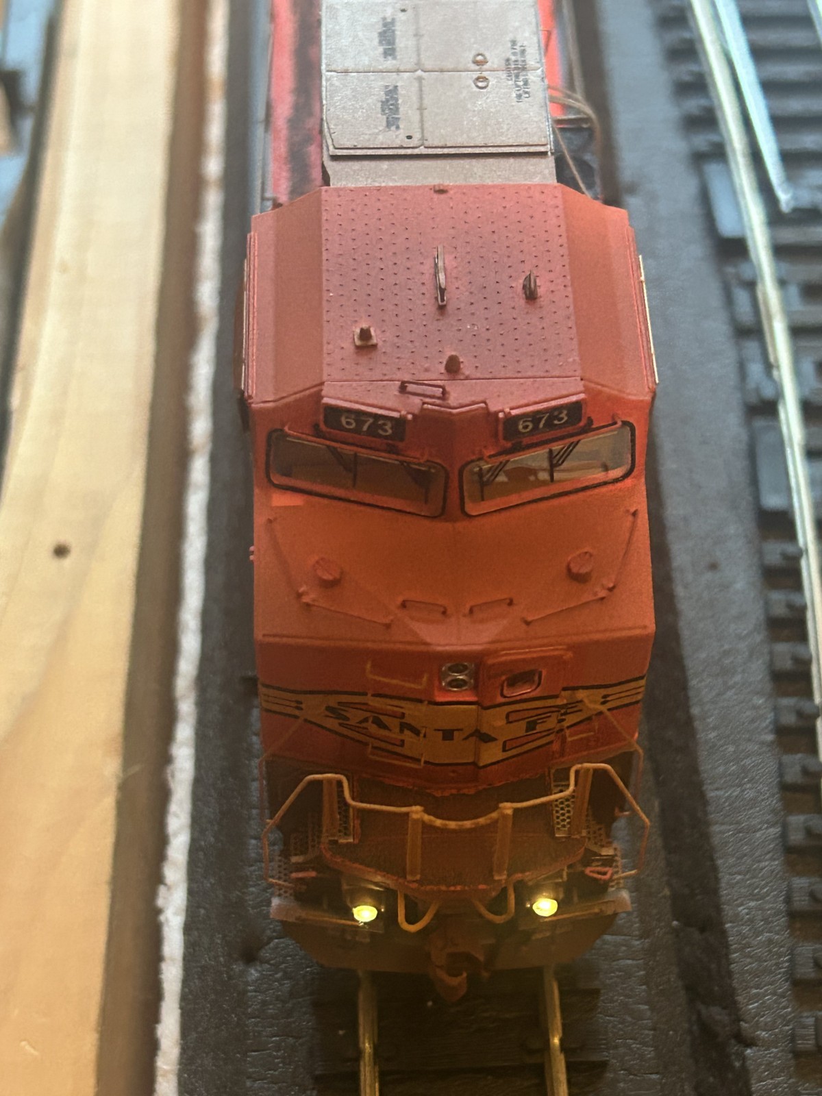ScaleTrains HO Rivet Counter GE C44-9W BNSF #673 Ex-ATSF Warbonnet DCC Sound