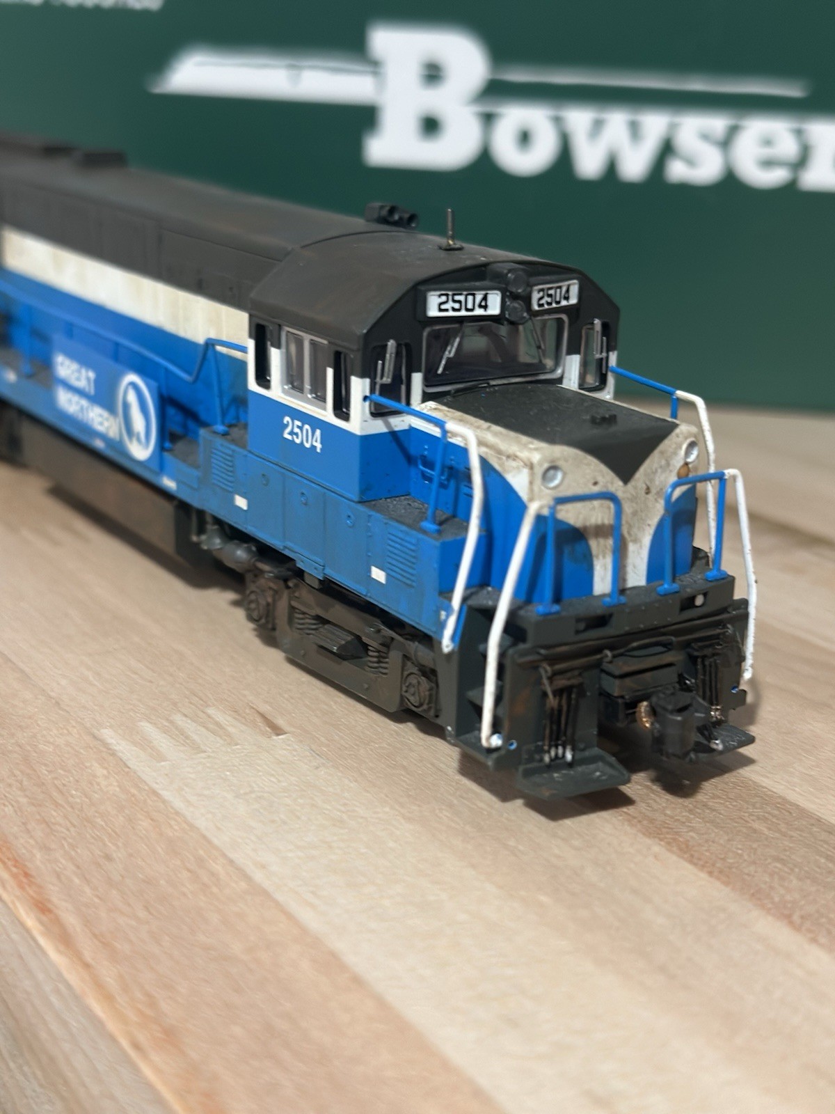 Bowser HO GE U25B Great Northern #2504 Diesel DCC&Sound Weathered