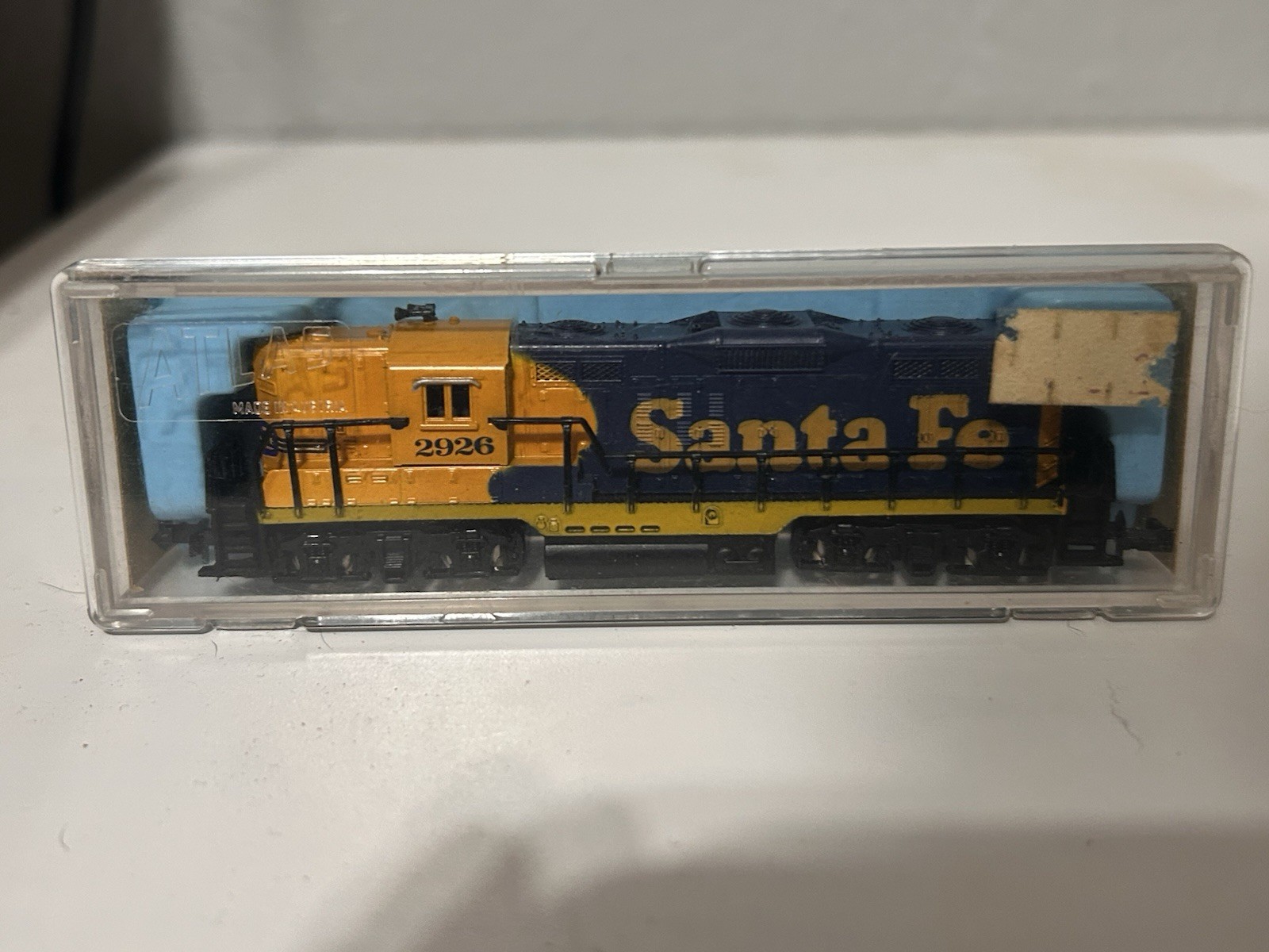 N Scale Atlas #4051 – Santa Fe GP7 #2926 + Caboose!