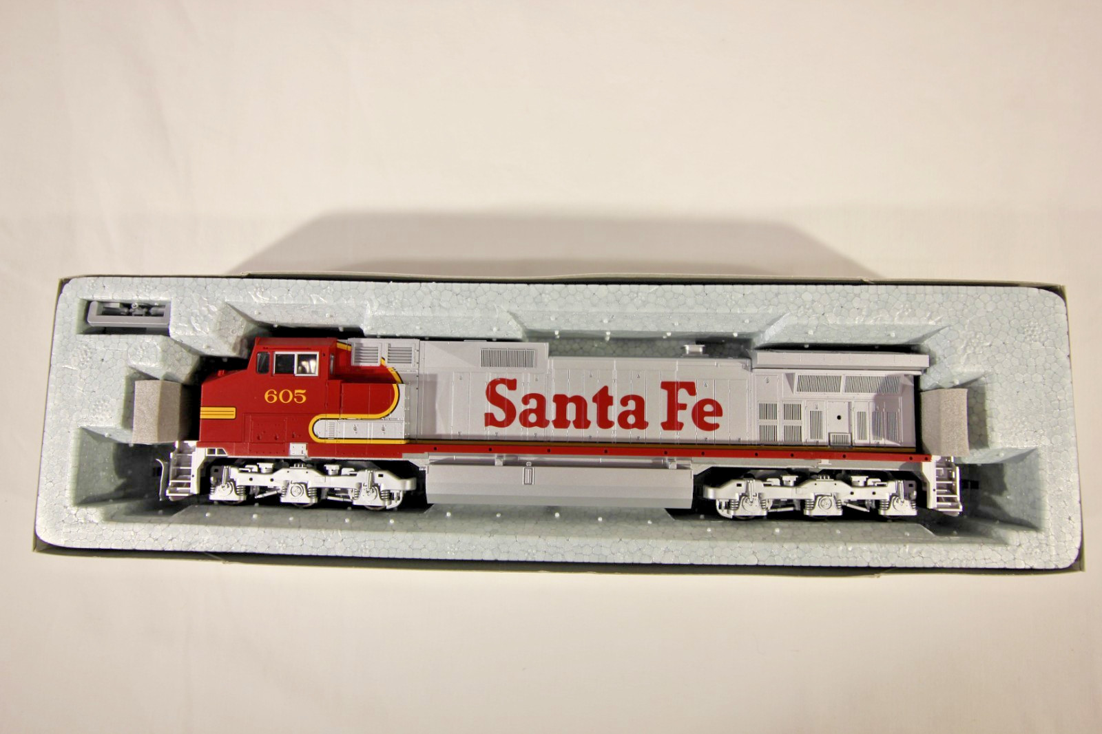KATO HO GE C44-9W Dash 9 Santa Fe #605 37-1210 New in Box Complete