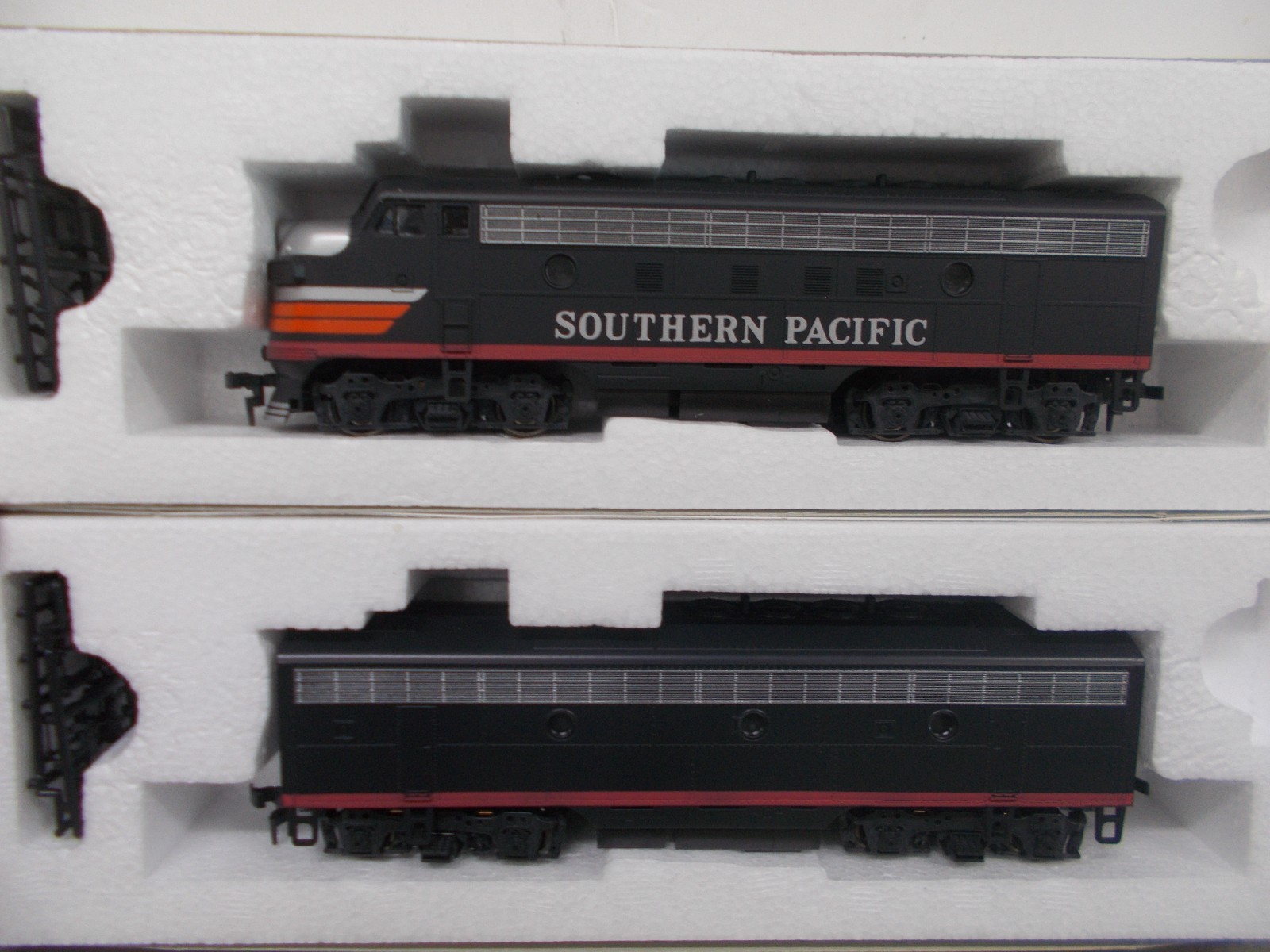 STEWART / KATO~SP (BLACK WIDOW) F7A & F7B POWERED LOCOMOTIVES~NIB~HO SCALE~L – C