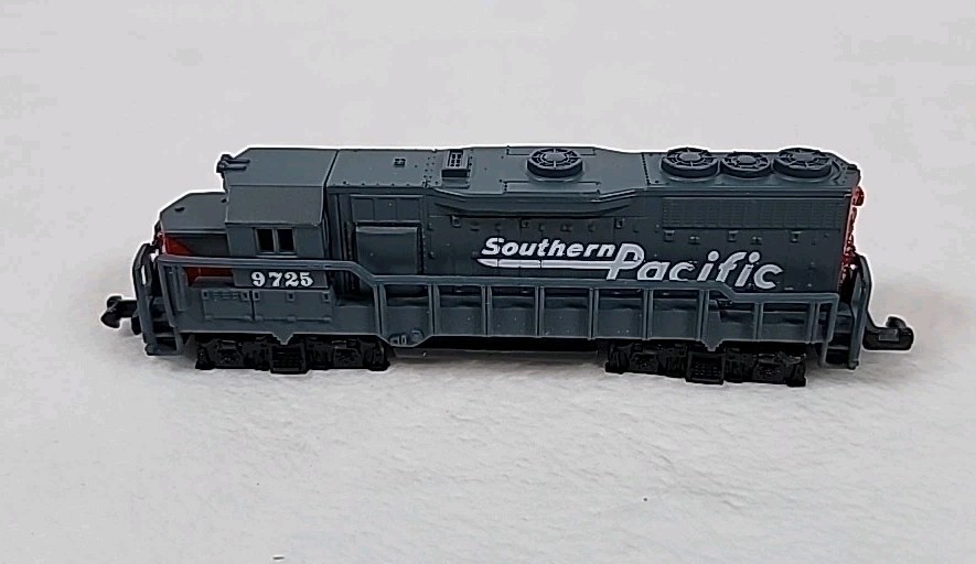 Southern Pacific Locomotive #9725 Model Train No 418 High Speed N Scale Open Box