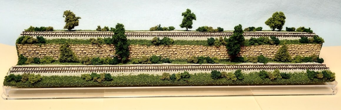 Z SCALE 16″ 2-LEVEL TRACK -SUMMER SCENE-DISPLAY CASE-FOR ANY Z TRAIN
