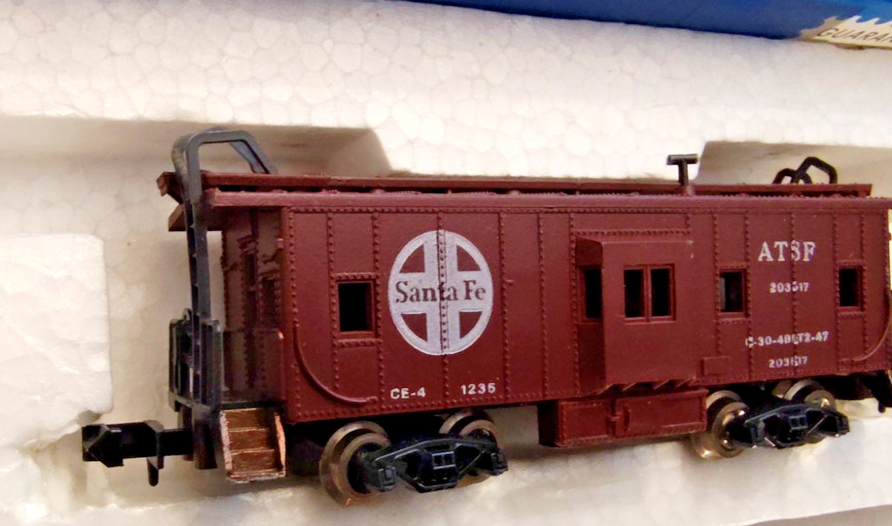 N Scale Con Cor Santa Fe ATSF Bay Window Caboose no 203617