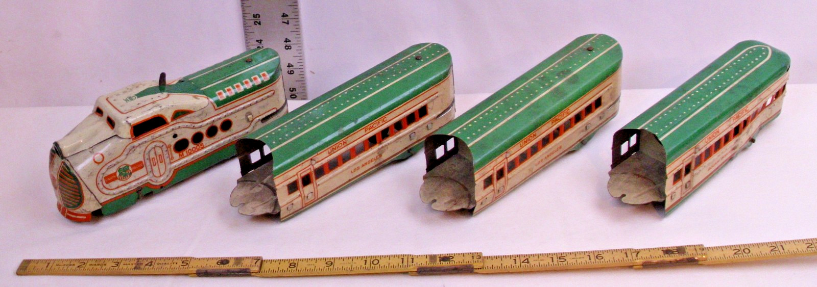 MARX STREAMLINE M10005 UNION PACIFIC 4 PIECE WINDUP TRAIN SET WORKS