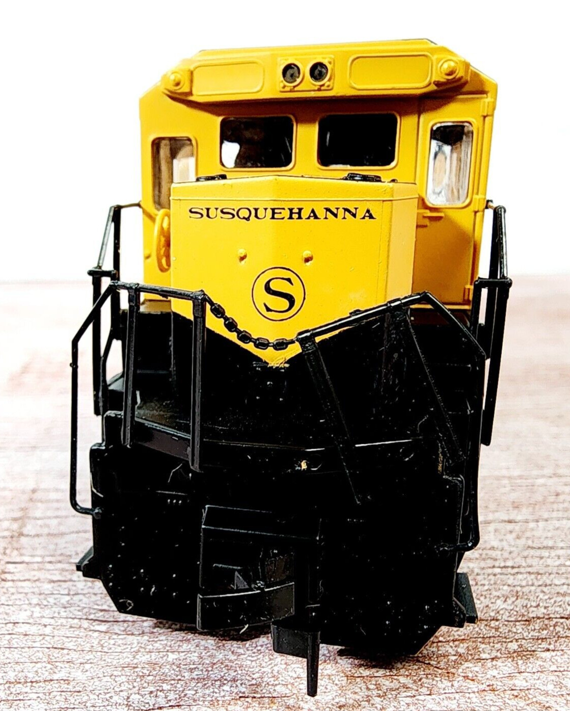 Walthers Trainline 931-173 New York Susquehanna RR GE Dash 8-40B 4002 Powered HO