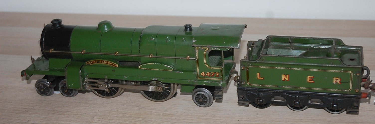 HORNBY O GAUGE ELECTRIC 6v ‘FLYING SCOTSMAN’ AND TENDER IN LNER LIVERY