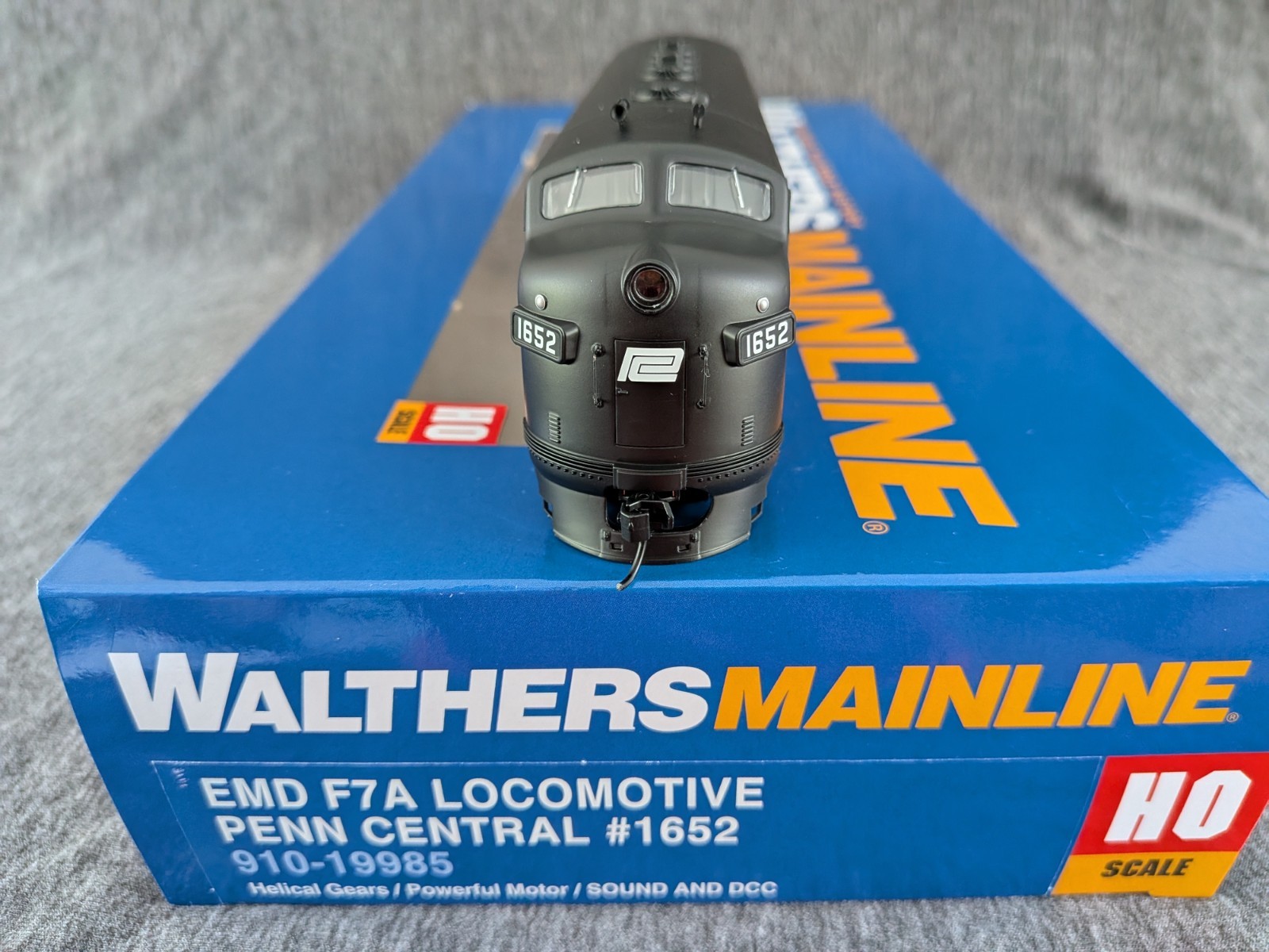 Walthers Mainline HO F7A, Penn Central #1652, #910-19985, DCC/Sound.
