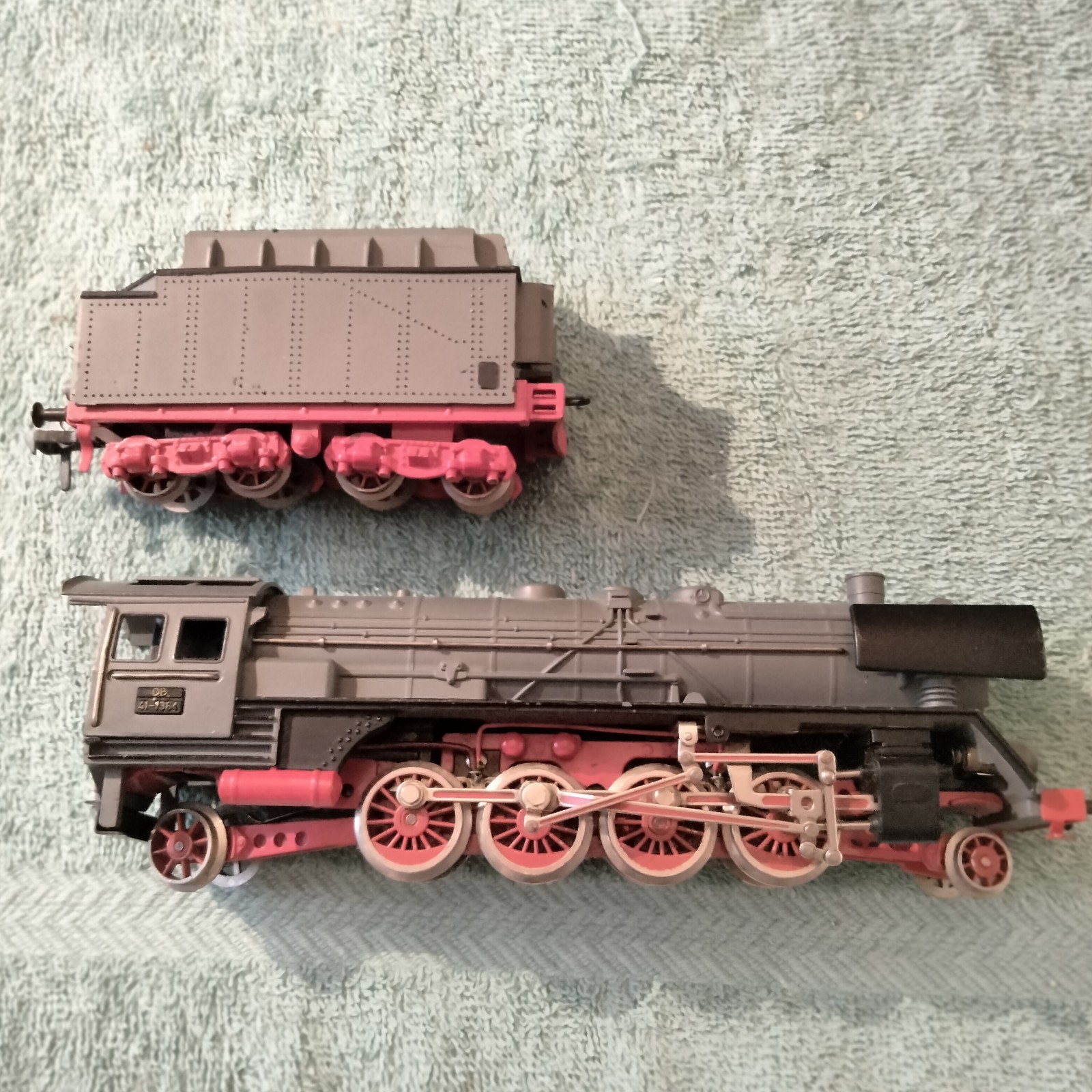 FLEISCHMANN HO SCALE GRAY DB 41 2-8-2 STEAM ENGINE & TENDER #1364
