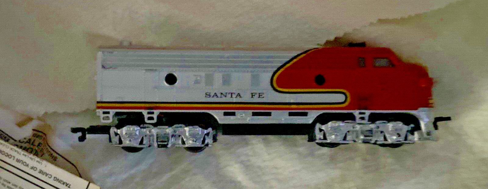 LIFE LIKE HO scale SANTA FE F7A POWERED DIESEL LOCOMOTIVE RUNS