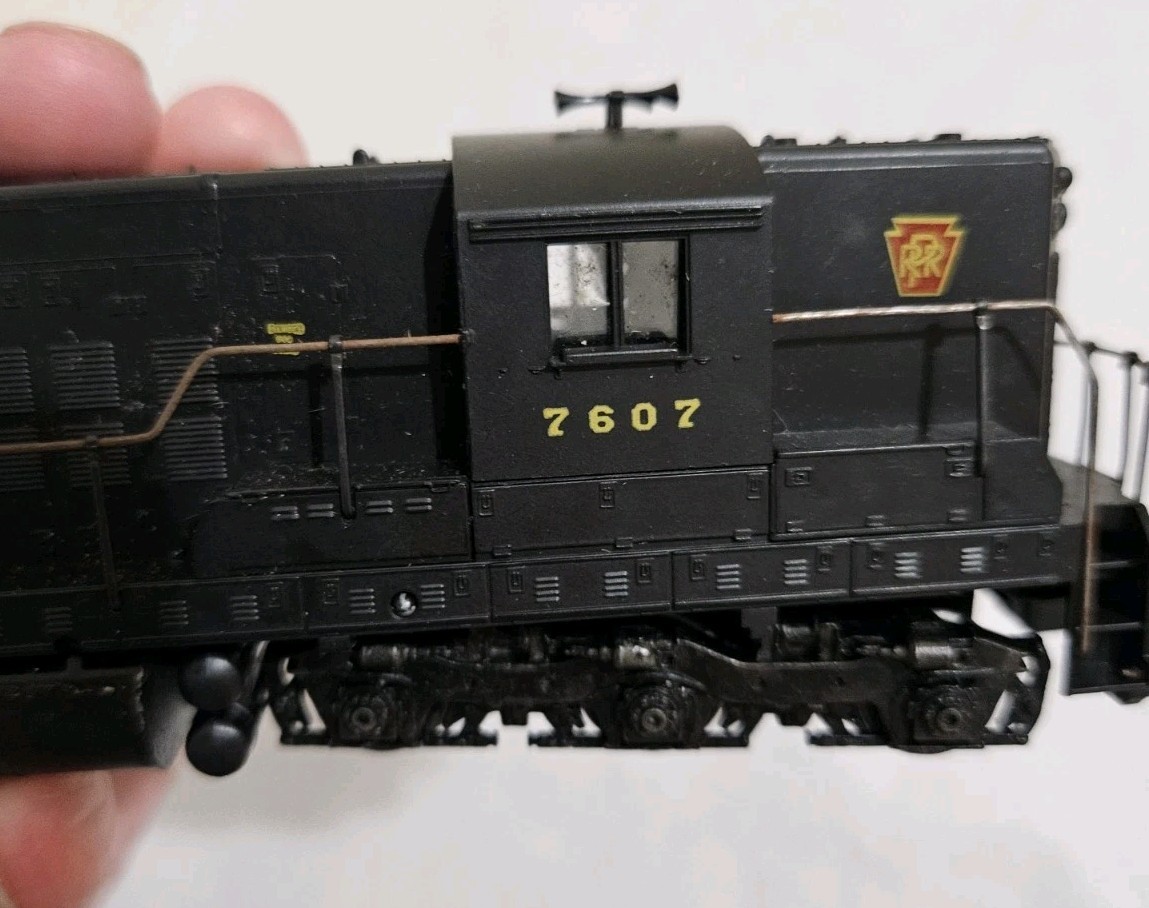 HO Athearn PRR SD-9 EMD Powered Diesel RD # 7607- For Parts