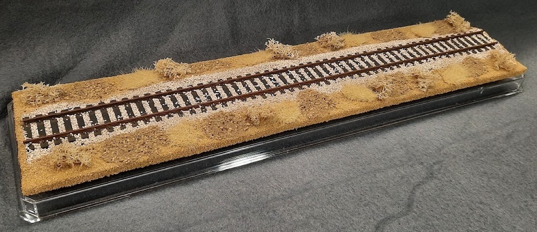 HO SCALE 16″ SINGLE TRACK DISPLAY CASE- “DESERT SCENE”- FOR ANY HO TRAINS
