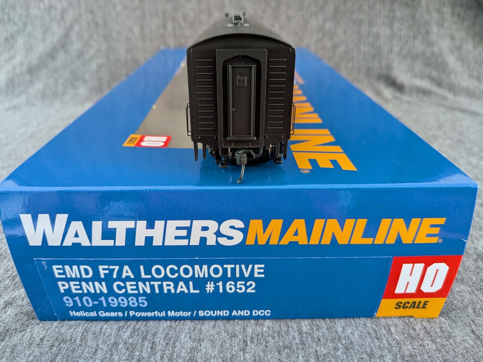 Walthers Mainline HO F7A, Penn Central #1652, #910-19985, DCC/Sound.