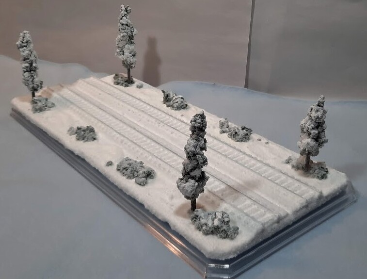 HO SCALE 16″ DOUBLE TRACK “WINTER SCENE” – DISPLAY CASE – FOR ANY HO TRAIN