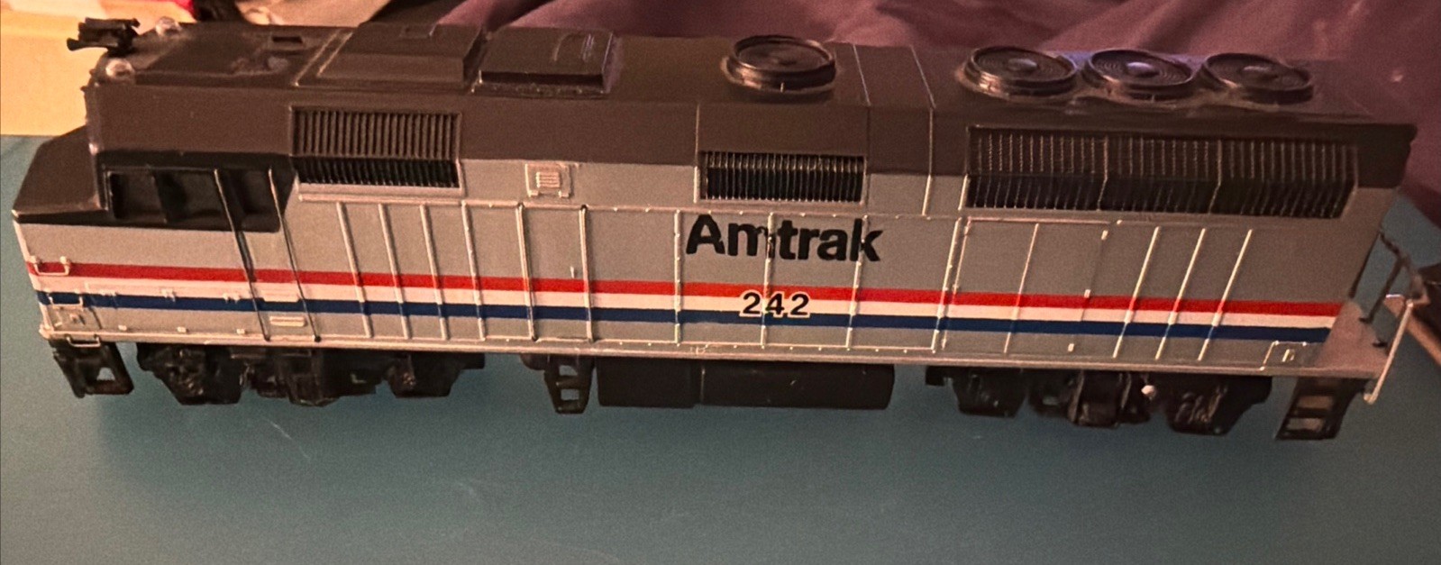 BACHMANN SPECTRUM HO LOCOMOTIVE DIESEL EMD F40PH AMTRAK #242 REF 87018
