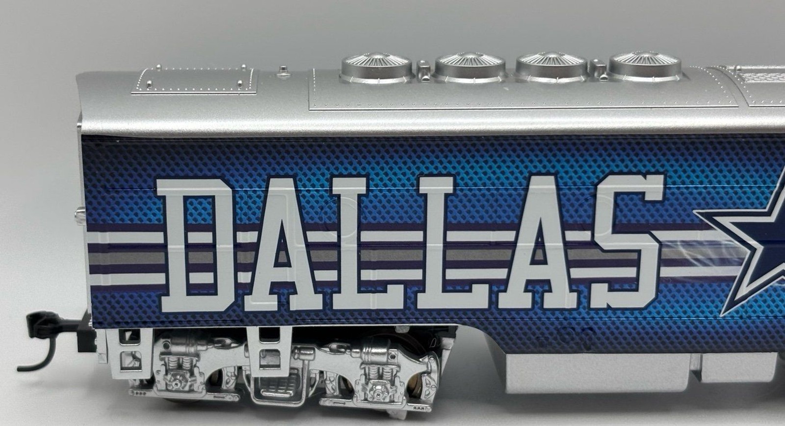 Bachmann Hawthorne Village Dallas Cowboys F3 Locomotive Train 14-02189-001