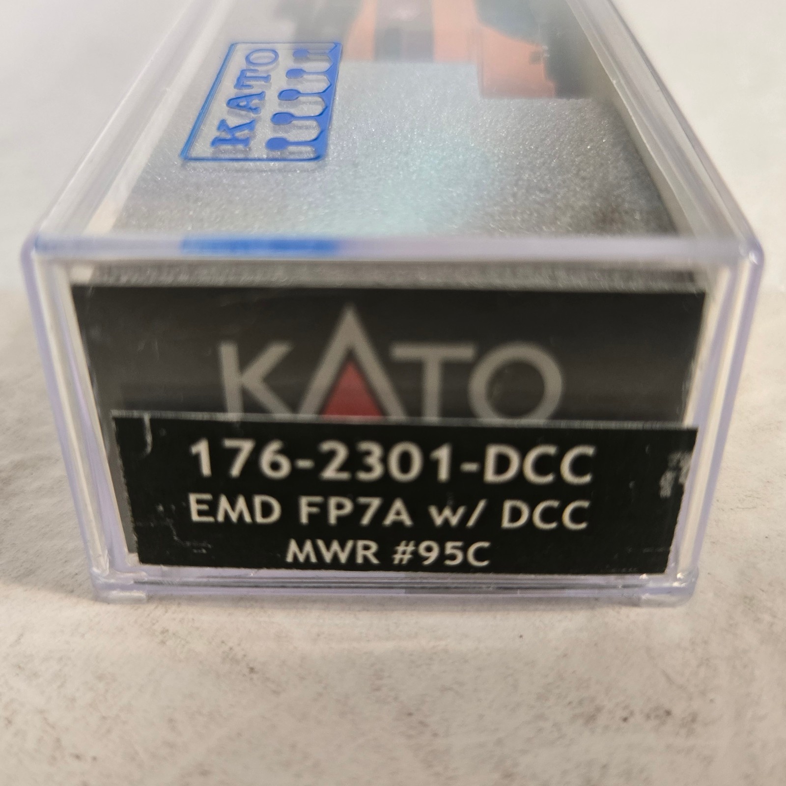 Kato 176-2301 N Milwaukee Road EMD FP7A Loco. DCC No Sound. Runs