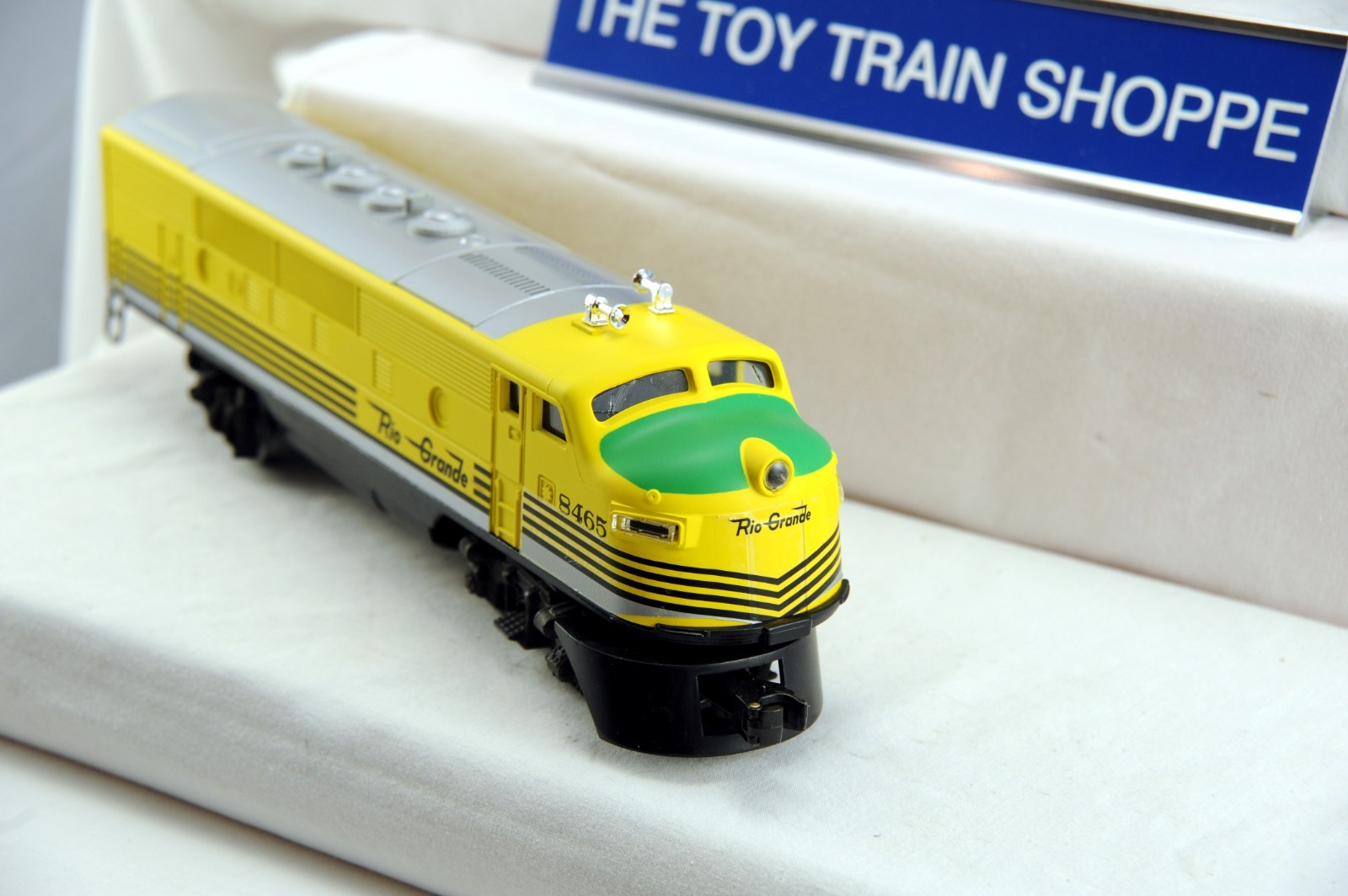 LIONEL 8465 RIO GRANDE F-3 A DIESEL NON-POWERED DUMMY UNIT. TESTED. NEW IN BOX.