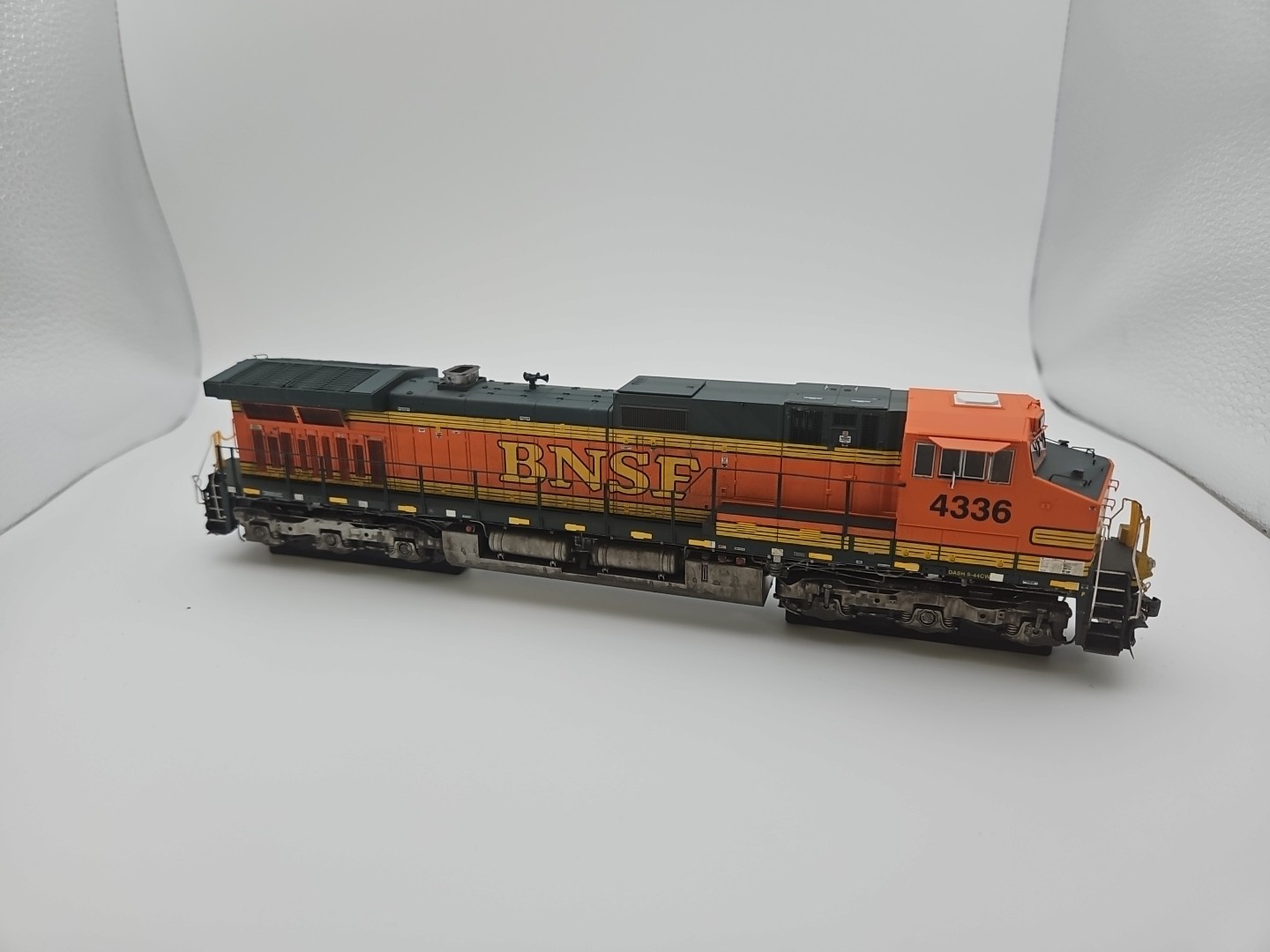 Scaletrains BNSF Railway C44-9W Heritage II Custom Weathered #4336 SXT31318