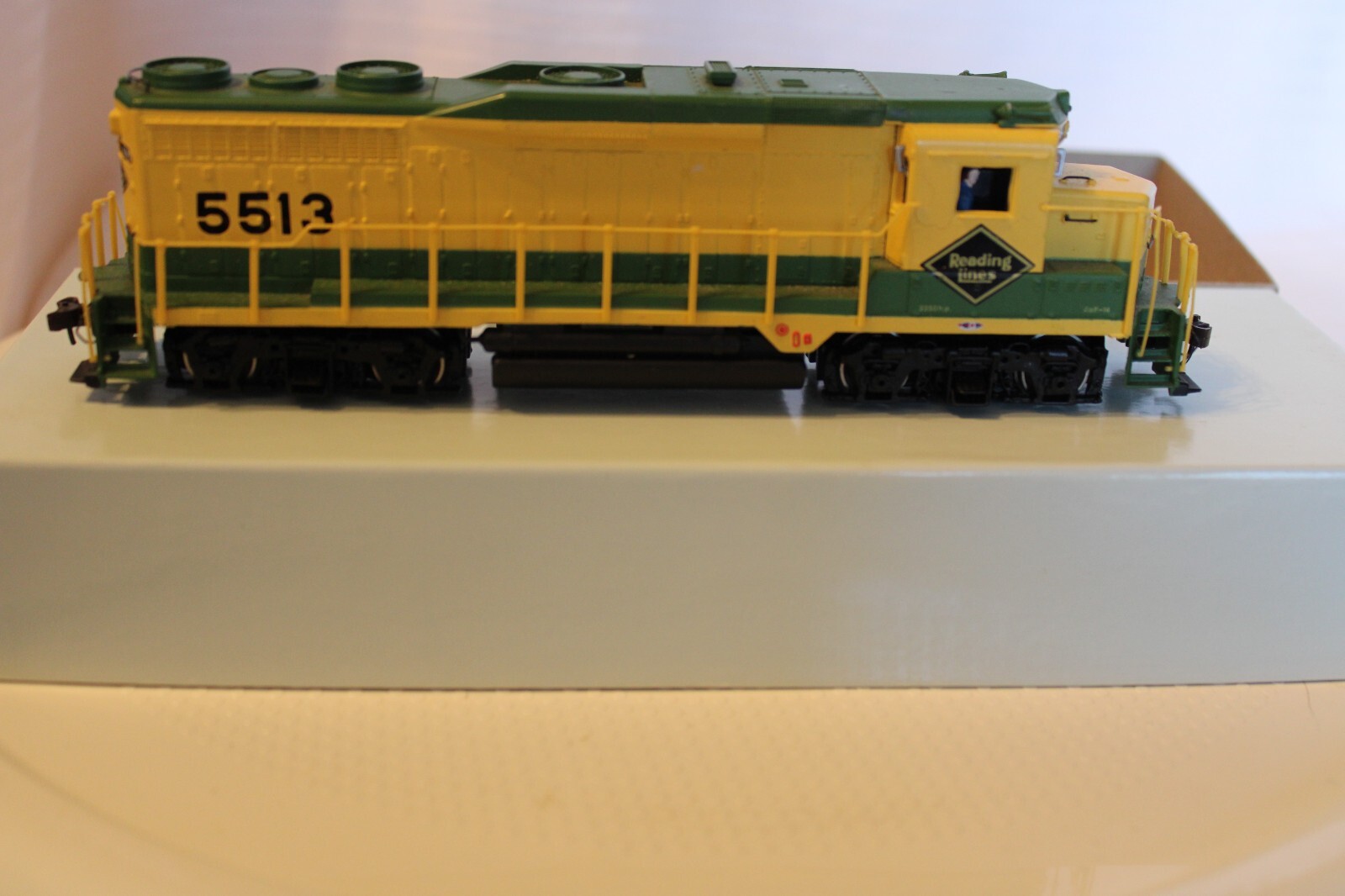 HO Scale Bachmann, GP30 Diesel Locomotive, Reading Lines, Yellow, #5513