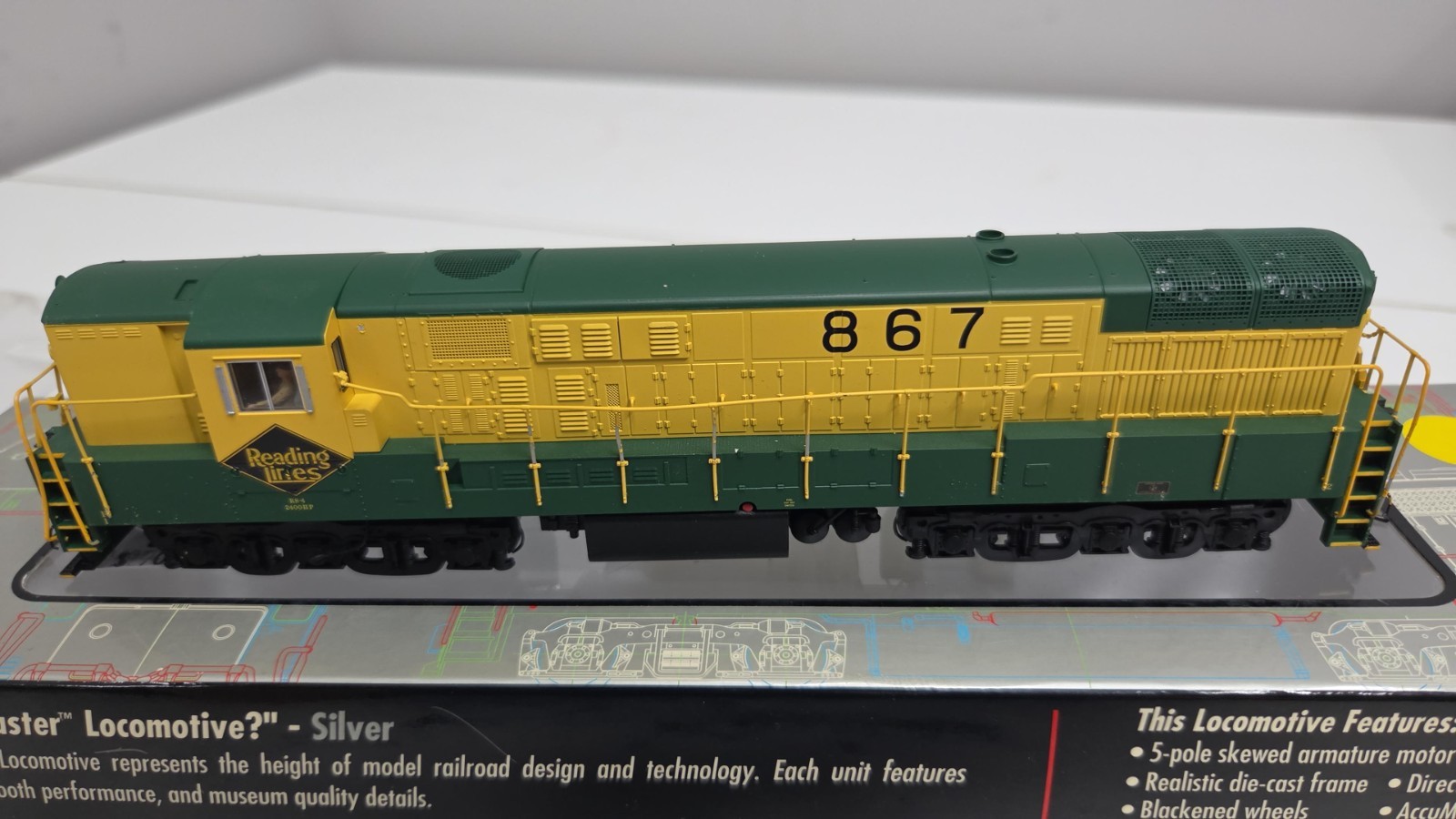 Atlas 7866 Train Master Locomotive Reading (PH2)- Road #867.