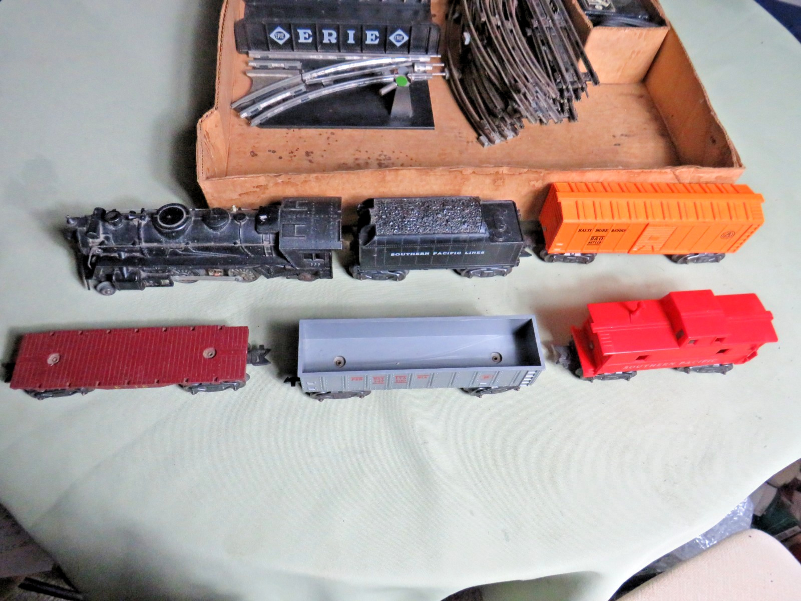 VINTAGE 1950s UNIQUE / MARX O OR 027 GAUGE ELECTRIC FREIGHT TRAIN SET IN BOX