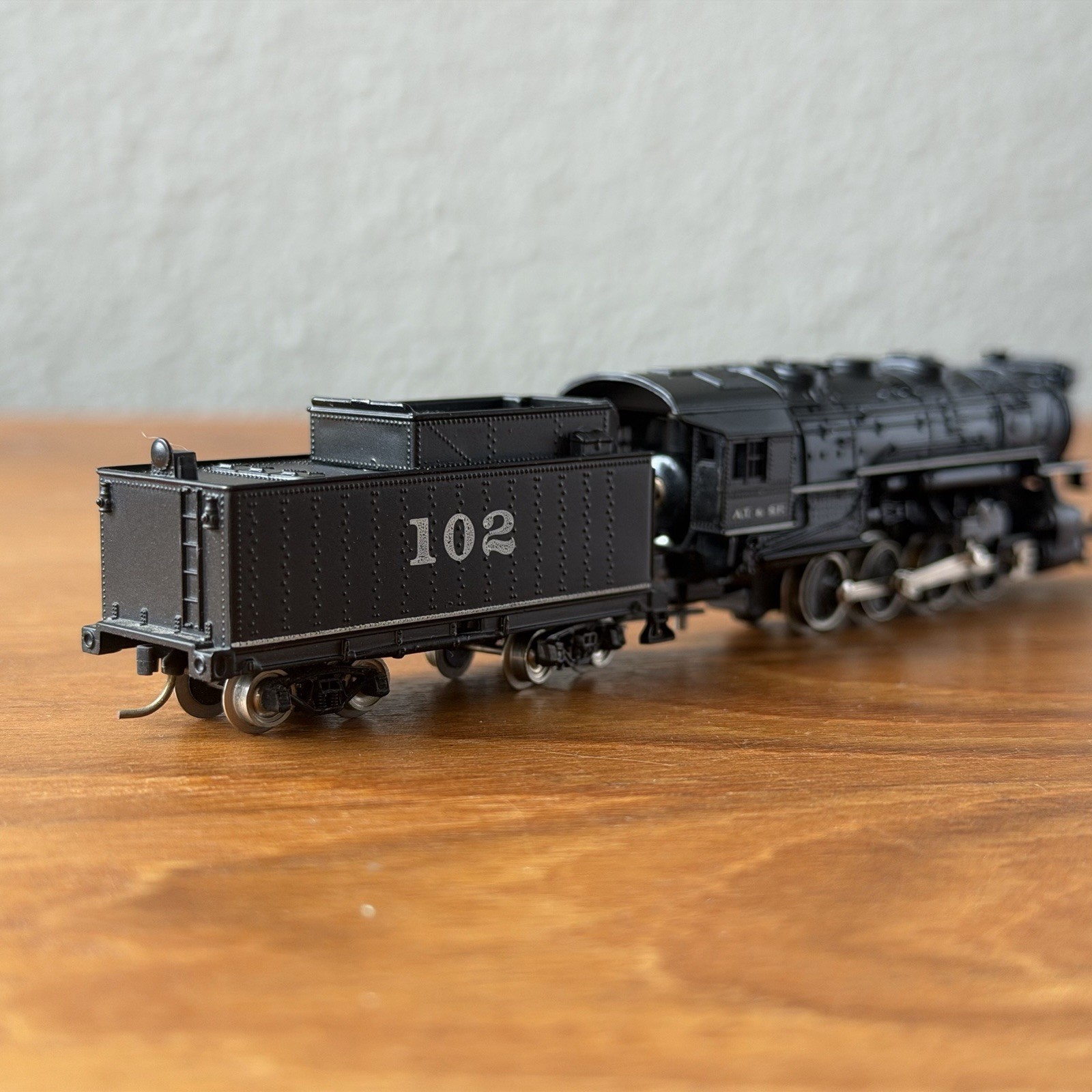 Atlas N Gauge 0-8-0 2111 AT&SF Steam Locomotive Train Engine 102 Tender W/ Case
