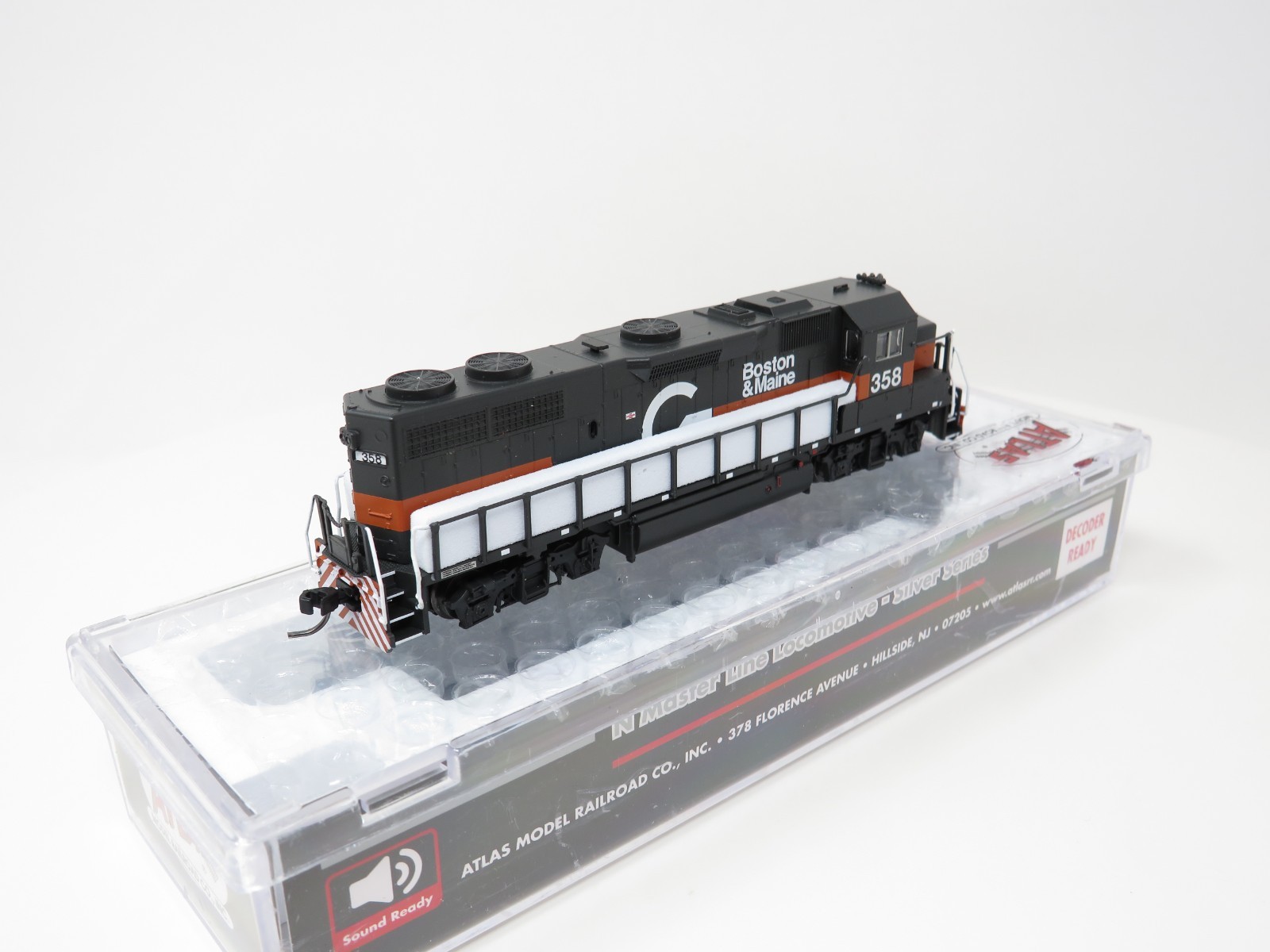 Atlas N 40005906 Guilford Boston & Maine B&M #358 EMD GP39-2 Diesel Locomotive