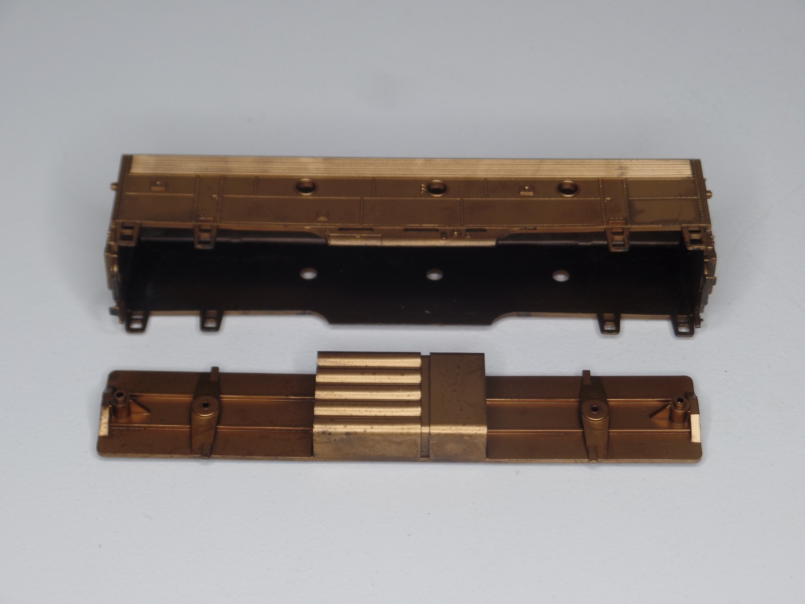 Globe Models HO Scale 1:87 Diesel Streamliner Kit B89 Gold EMD F7-B Unit Unbuilt