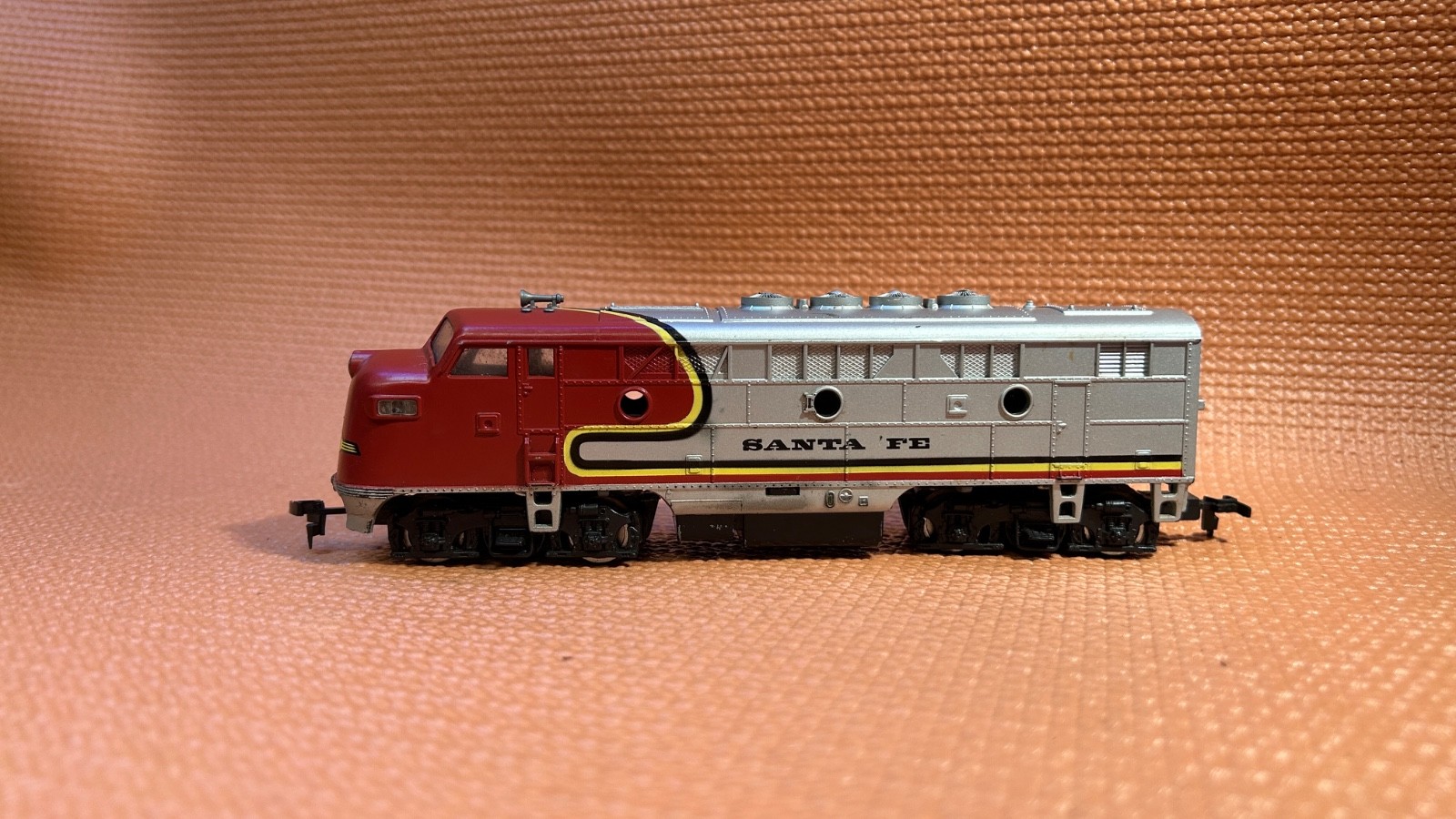 Santa FE HO Diesel LOCO/Locomotive 8WD Red Yellow Silver WORKs lot D-3-1 bin2
