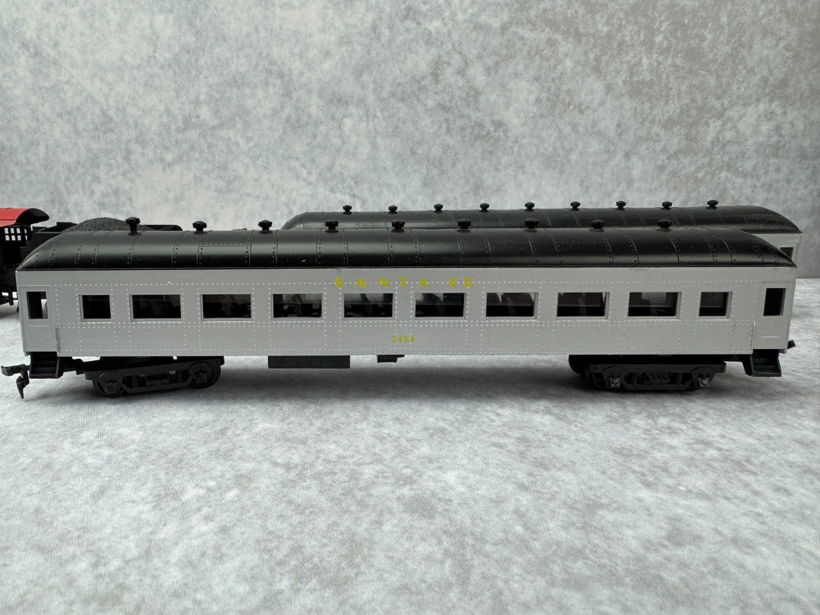 Model Power HO Santa Fe 3456 Pacific Steam Locomotive, 3 Passenger Cars & Track