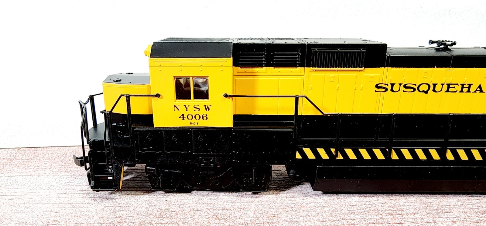 Walthers Trainline 931-174 New York Susquehanna RR GE Dash 8-40B 4006 Powered HO