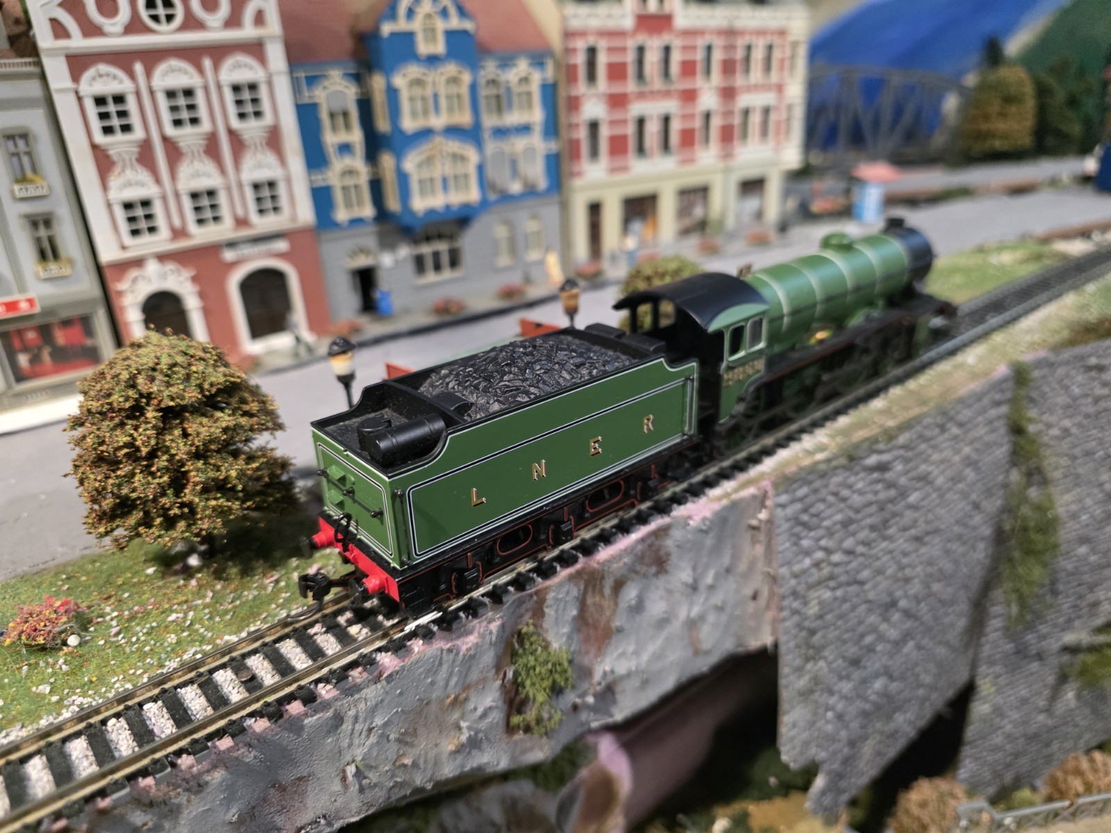 Hornby LNER Class B17/4 Norwich City Steam Locomotive OO SCALE DC