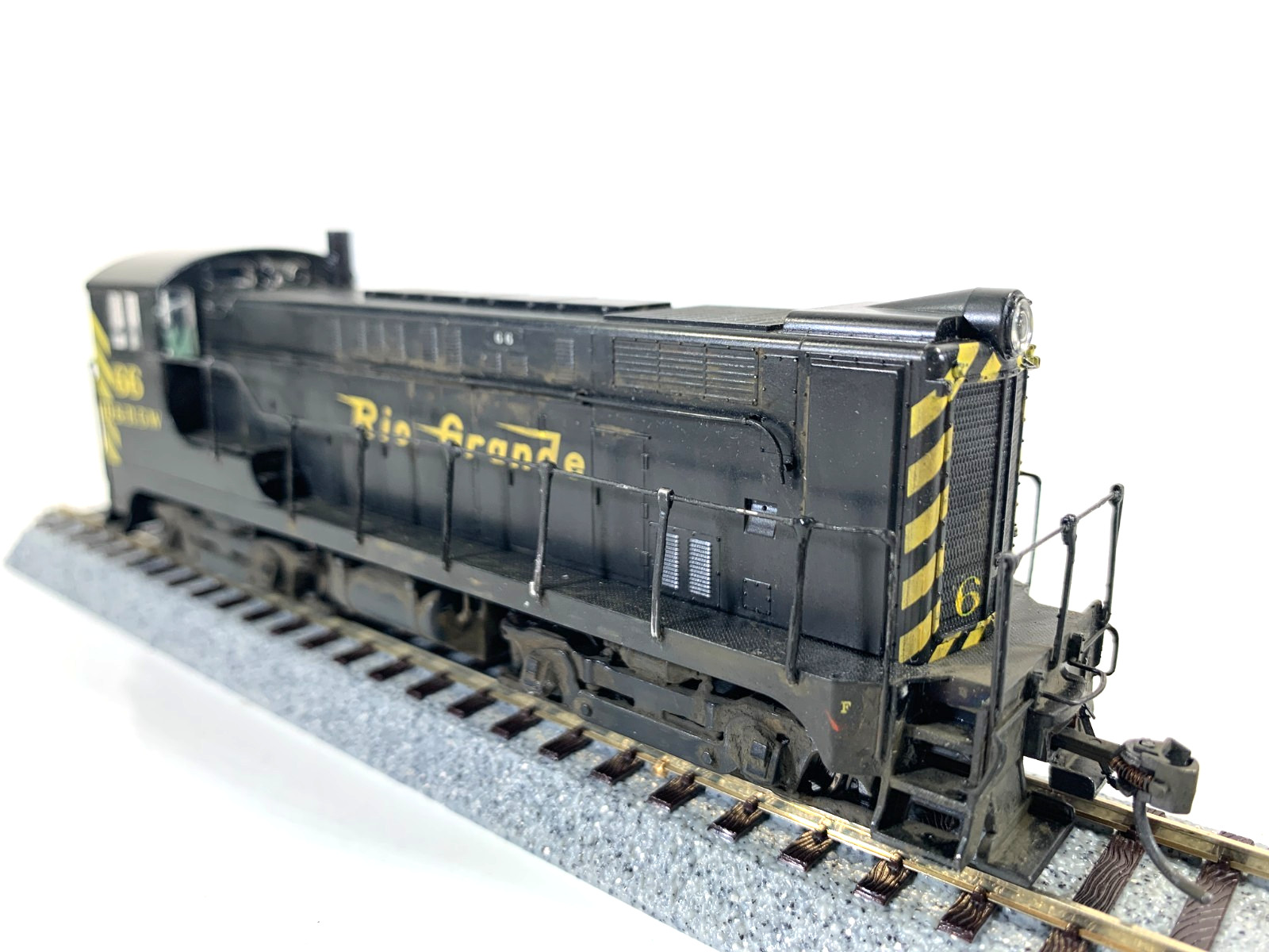 HO Stewart Hobbies 4627 Baldwin VO-660 Phase 1 #66 (weathered)