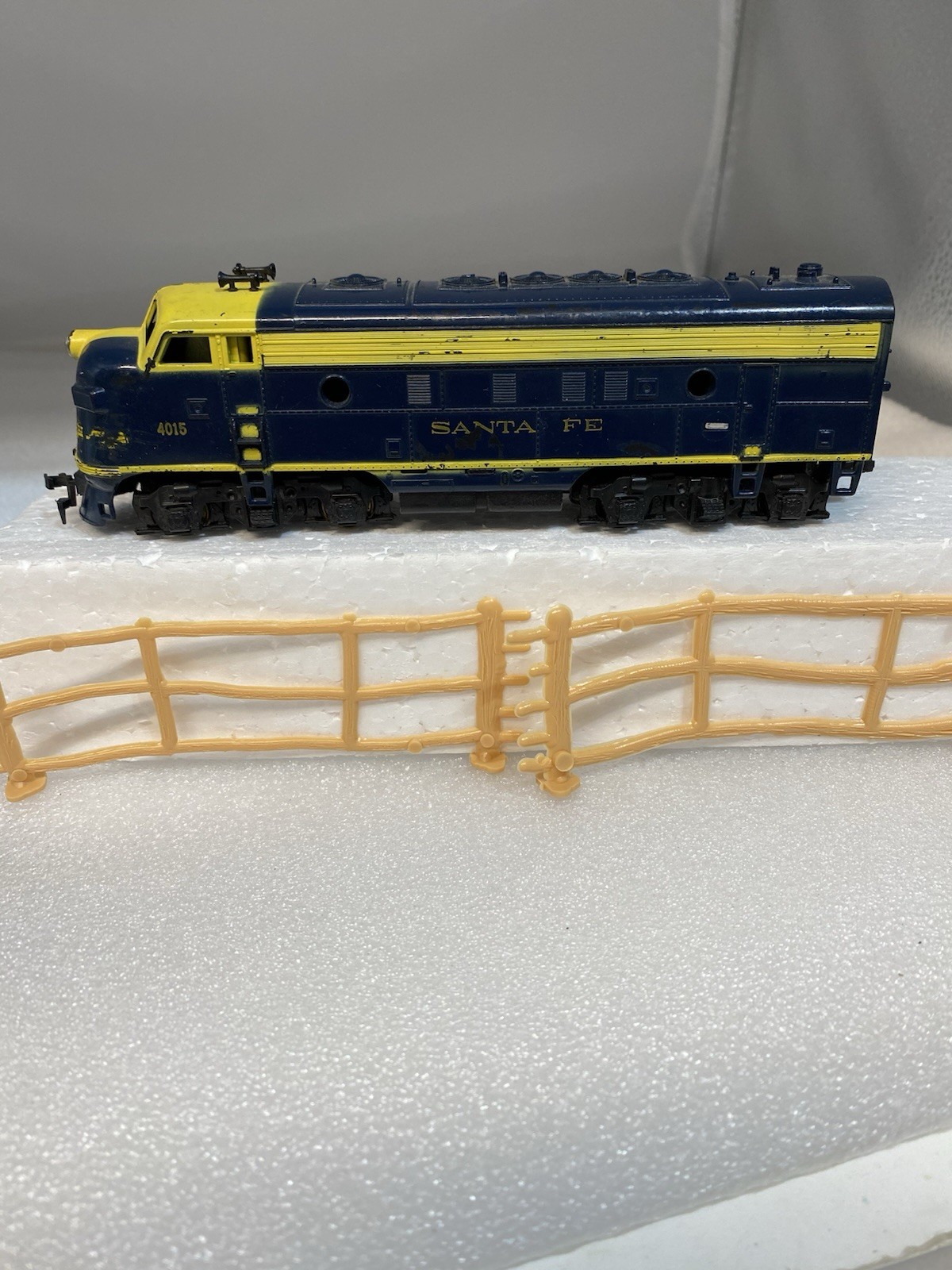Vintage Mantua – Tyco Santa Fe Locomotive -4015 ~ Runs – Needs TLC