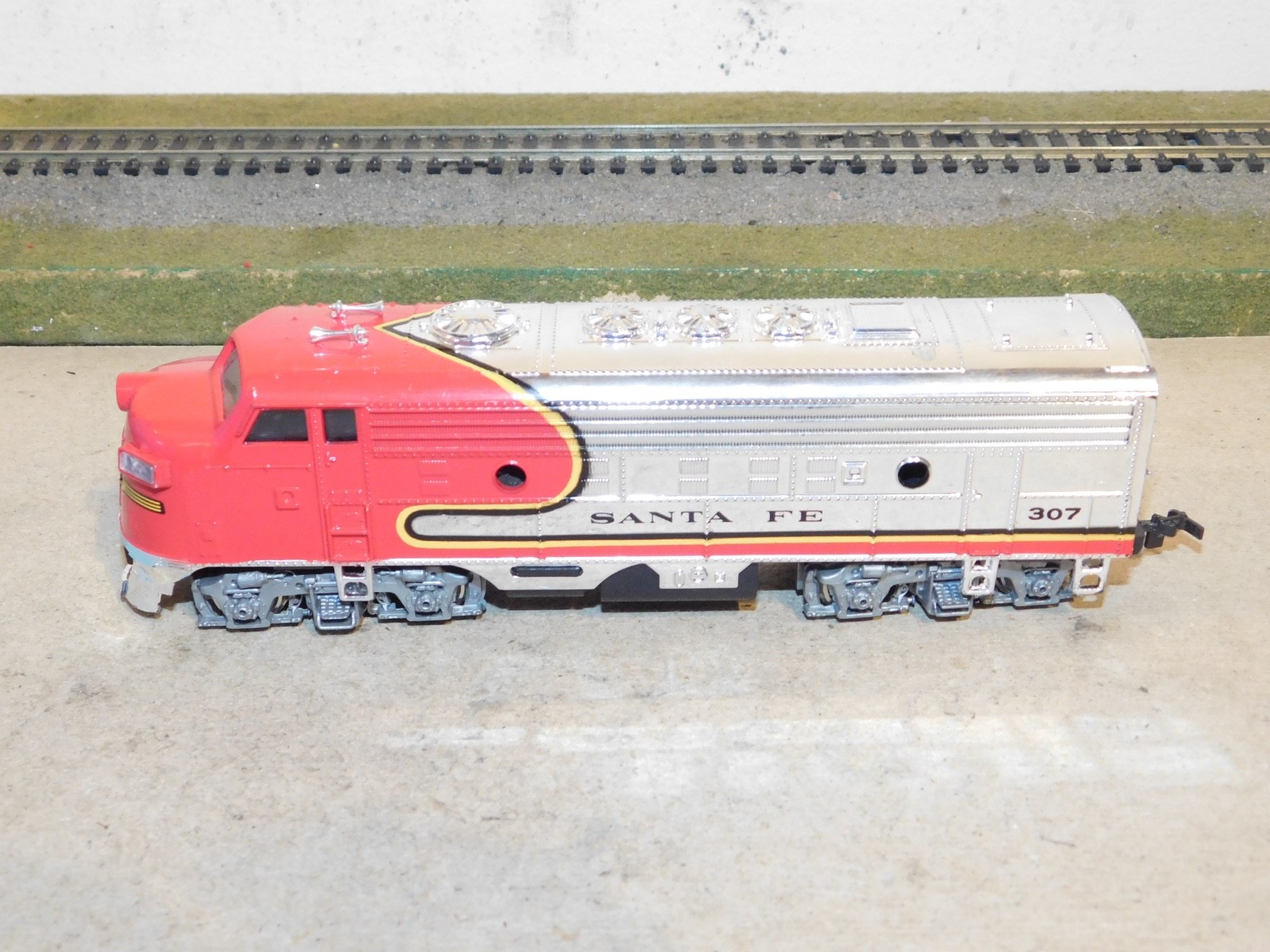 Bachmann HO Santa Fe F7A Powered Diesel Locomotive RUNS WELL