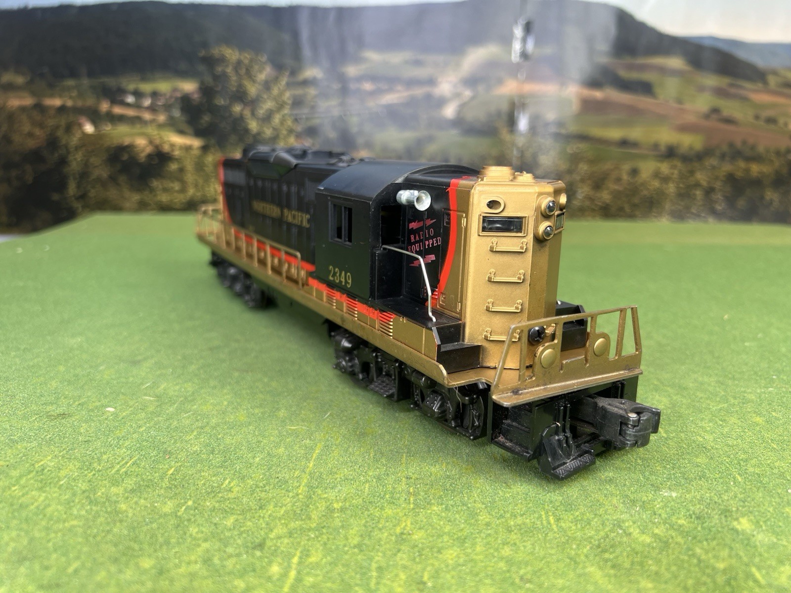 ORIGINAL LIONEL POST WAR 2349 N.P. GP-9 DIESEL 1958 NORTHERN PACIFIC VERY NICE!!