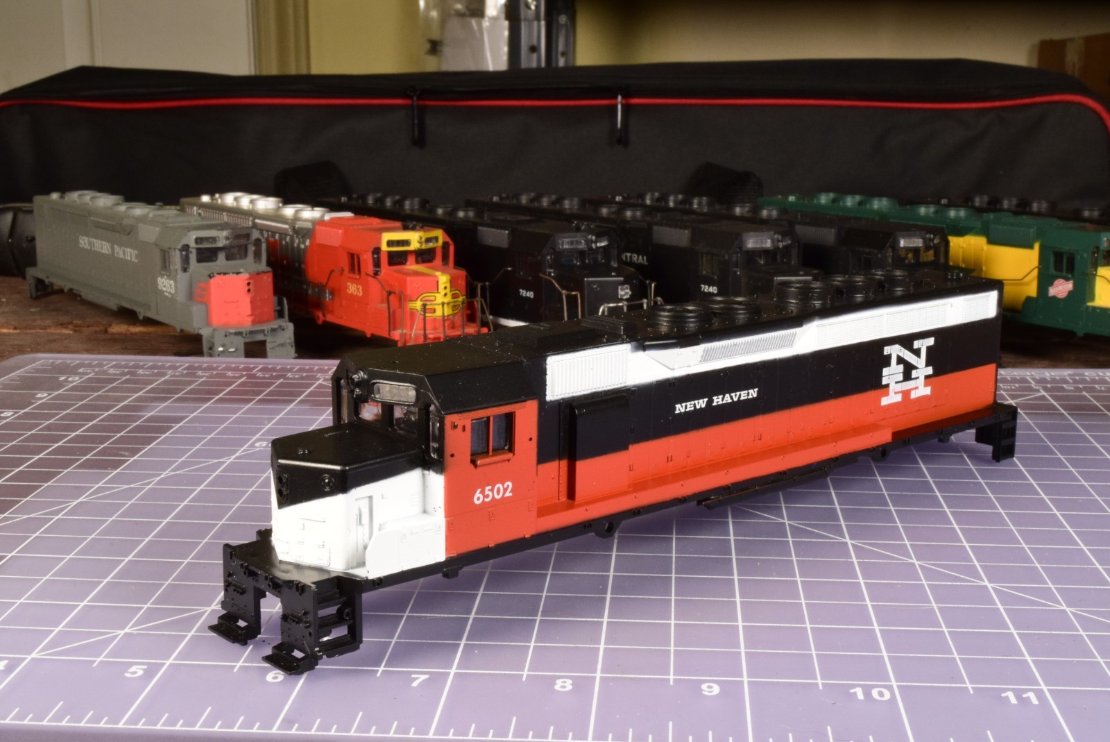 HO SHELL SDP40 New Haven 6502 no railings, cab/eyebrow insert NHV