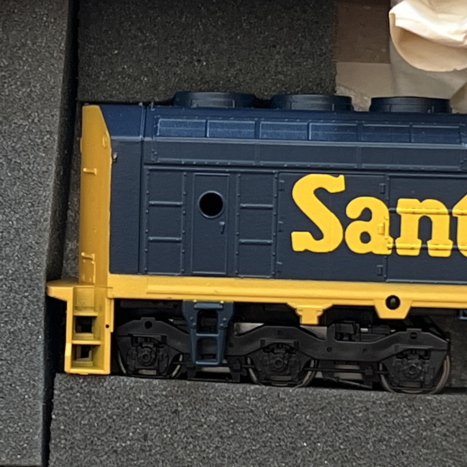 Athearn HO Santa Fe Diesel Locomotive 5903 Blue/Yellow DC Analog Bo-Bo