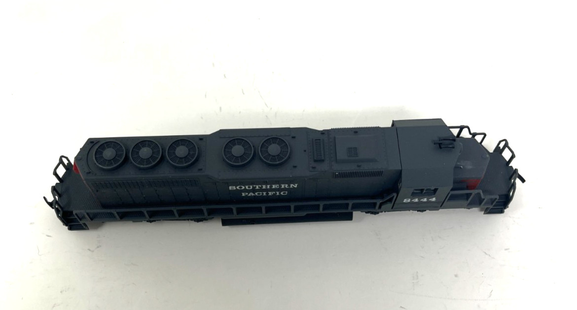 AHM SD-40 w/ Fly Wheel 5030-06 S.P. Southern Pacific 8444 HO Train Locomotive