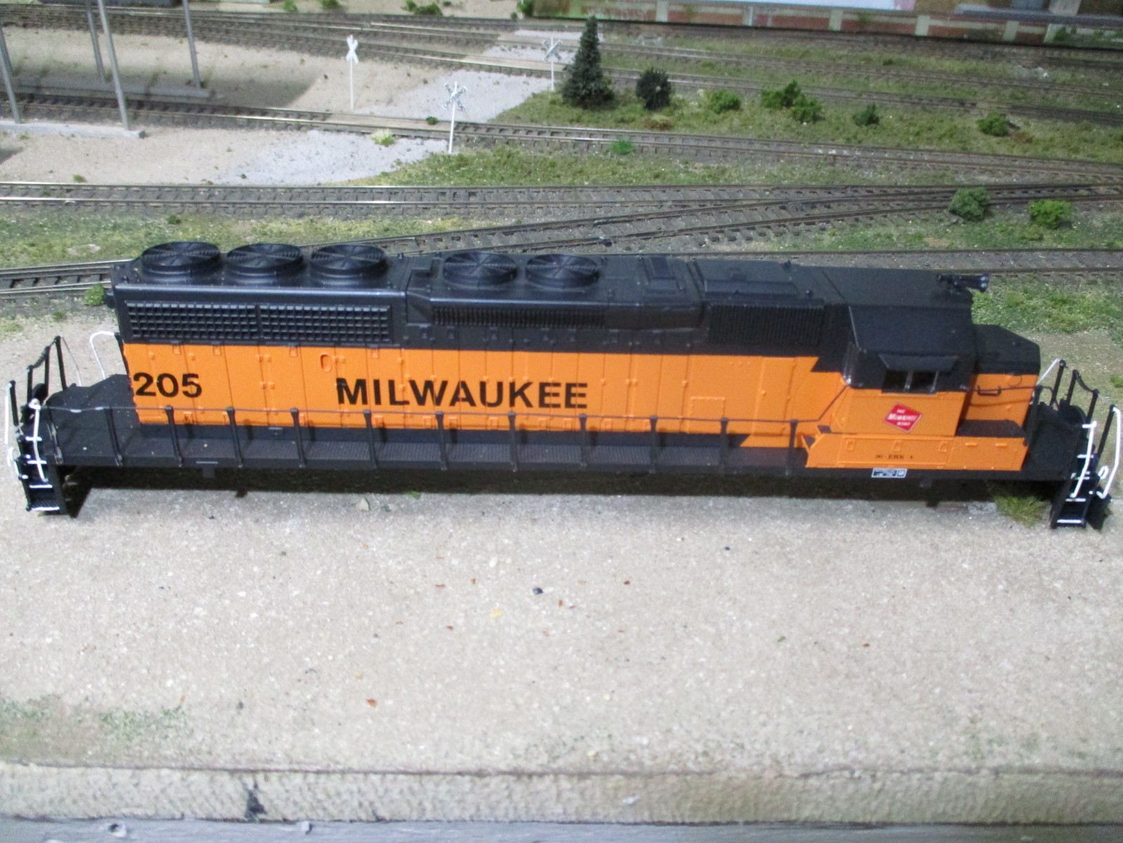 MILW 205 BLI SD40-2 SHELL W/ HANDRAILS, INTERIOR AND DETAILS/GLAZING. SHELL ONLY