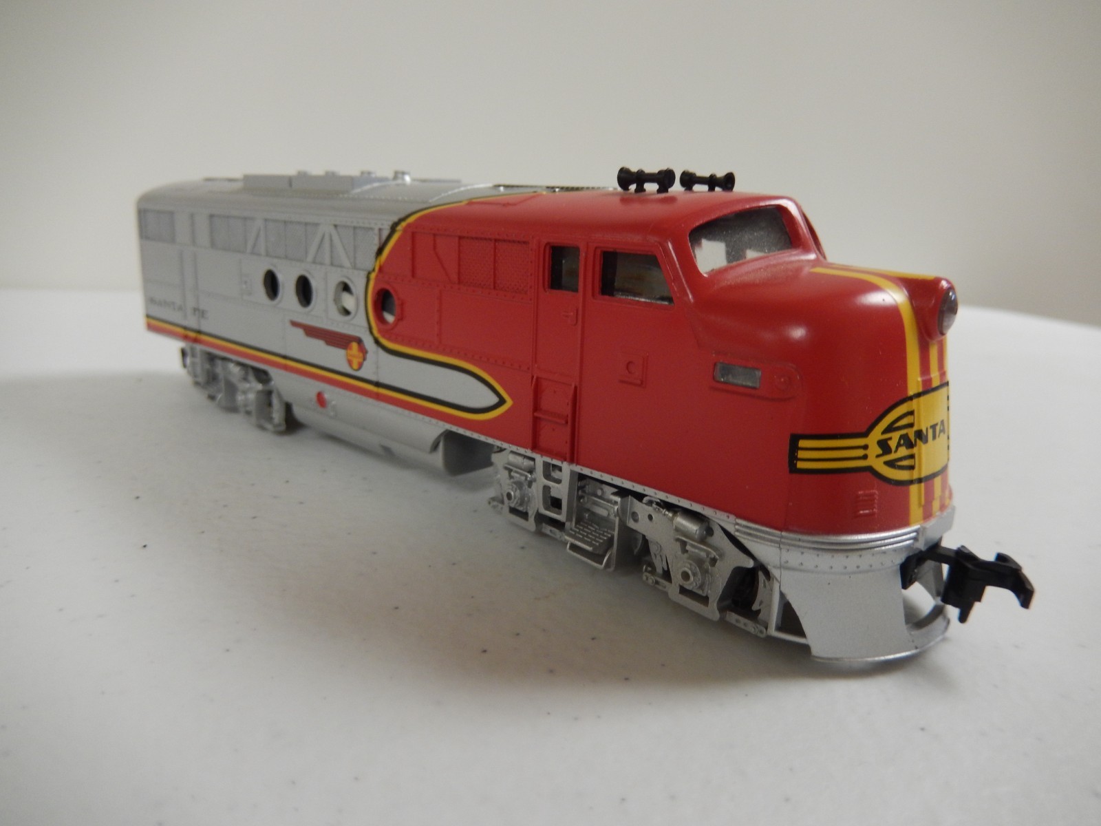 Bachmann HO Santa Fe Diesel & Mantua A.T. & S.F. 806 Caboose – No Box