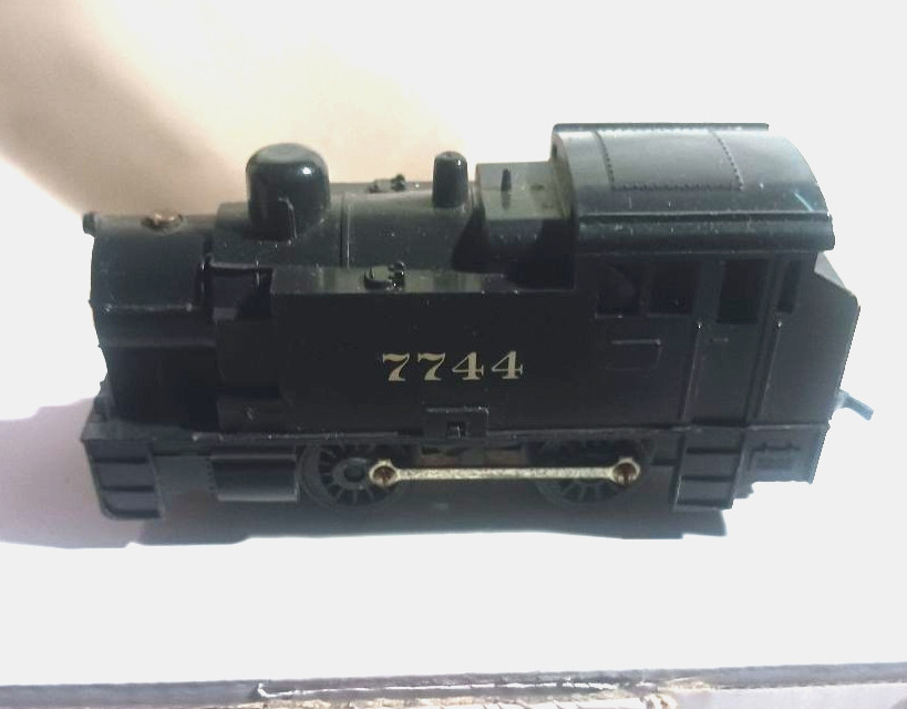 HO Gauge 0-4-0 Steam Switcher Locomotive #7744 Unbranded Runs Sluggish
