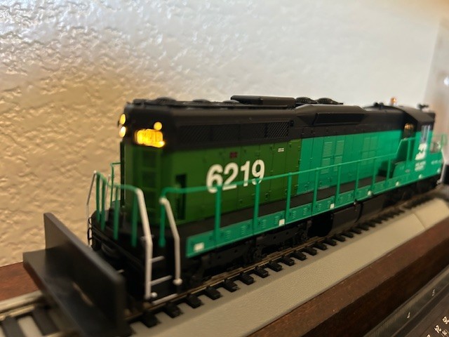 BURLINGTON NORTHERN PATCH SD9 HIGH HOOD LOCO- DCC – HO Scale “QUANTUM SOUND” NEW